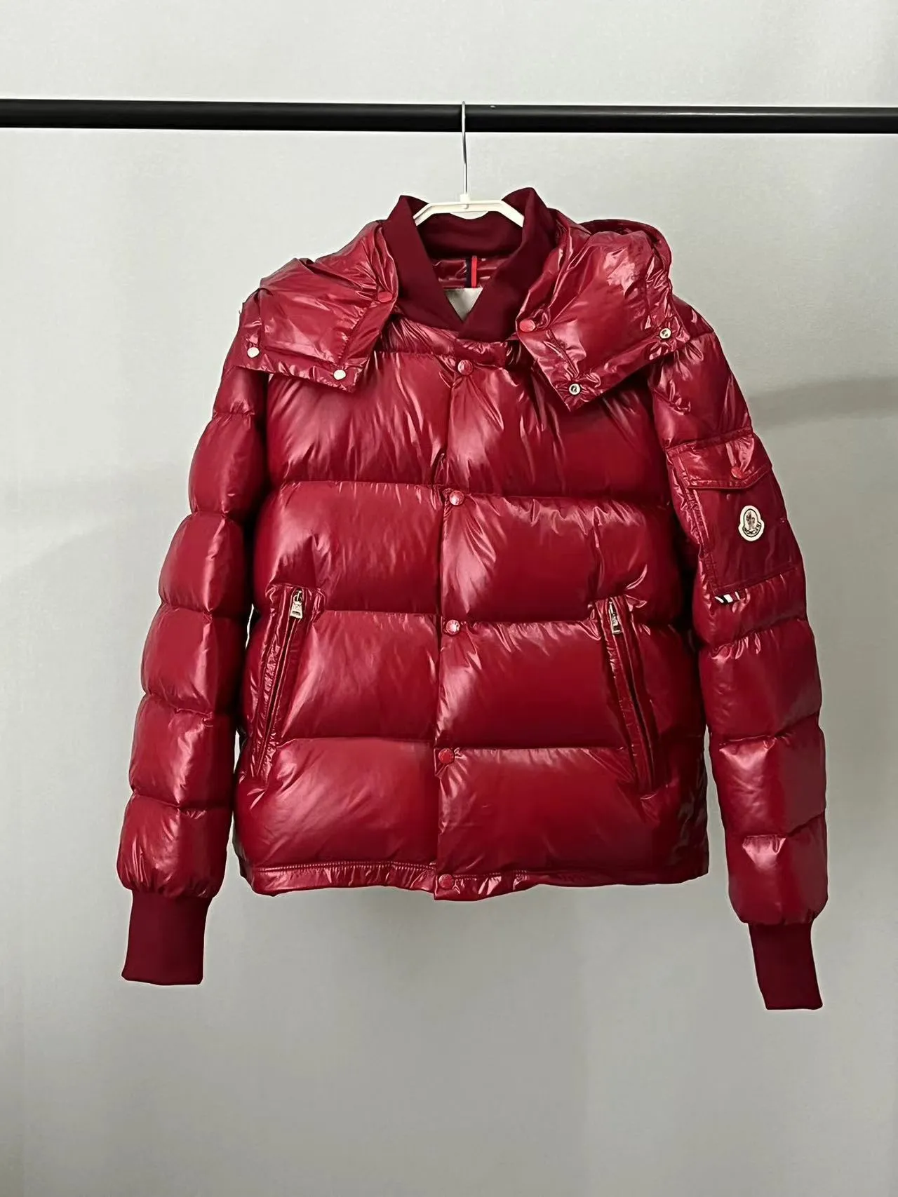 P920 🆕❤️2️⃣0️⃣2️⃣4️⃣🆕MONCLER, the latest winter model for couples, is on sale simultaneously on the official website! This down jacket has a great sense of design and looks, and you can buy it directly with quality control. It’s a high-end product that you can’t go wrong with! Simple and elegant design~Classic flap pocket design on the sleeves and arms~The overall design makes this dress unique! It is made of imported high-tech fabrics and is filled with white duck down. The texture and shape of the fabric are exquisite. You can feel its powerful aura through the detailed pictures. It also has superior handsomeness and thermal performance, making it easy to wear in various occasions! With polythermal insulation, you don’t have to worry about a little chill! It shows off the style and is also very warm at the same time (hat 🉑removable)~ Color: Black Red Gray Size: 1-2-3-4-5 (M~3XL)