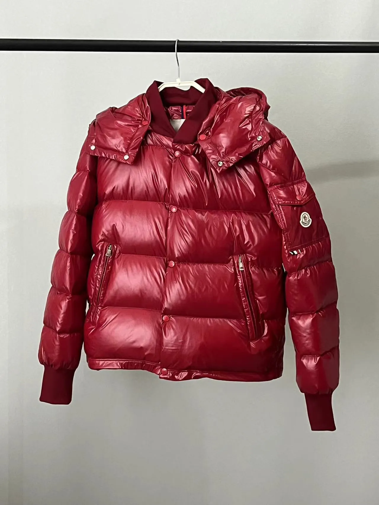 P920 🆕❤️2️⃣0️⃣2️⃣4️⃣🆕MONCLER, the latest winter model for couples, is on sale simultaneously on the official website! This down jacket has a great sense of design and looks, and you can buy it directly with quality control. It’s a high-end product that you can’t go wrong with! Simple and elegant design~Classic flap pocket design on the sleeves and arms~The overall design makes this dress unique! It is made of imported high-tech fabrics and is filled with white duck down. The texture and shape of the fabric are exquisite. You can feel its powerful aura through the detailed pictures. It also has superior handsomeness and thermal performance, making it easy to wear in various occasions! With polythermal insulation, you don’t have to worry about a little chill! It shows off the style and is also very warm at the same time (hat 🉑removable)~ Color: Black Red Gray Size: 1-2-3-4-5 (M~3XL)