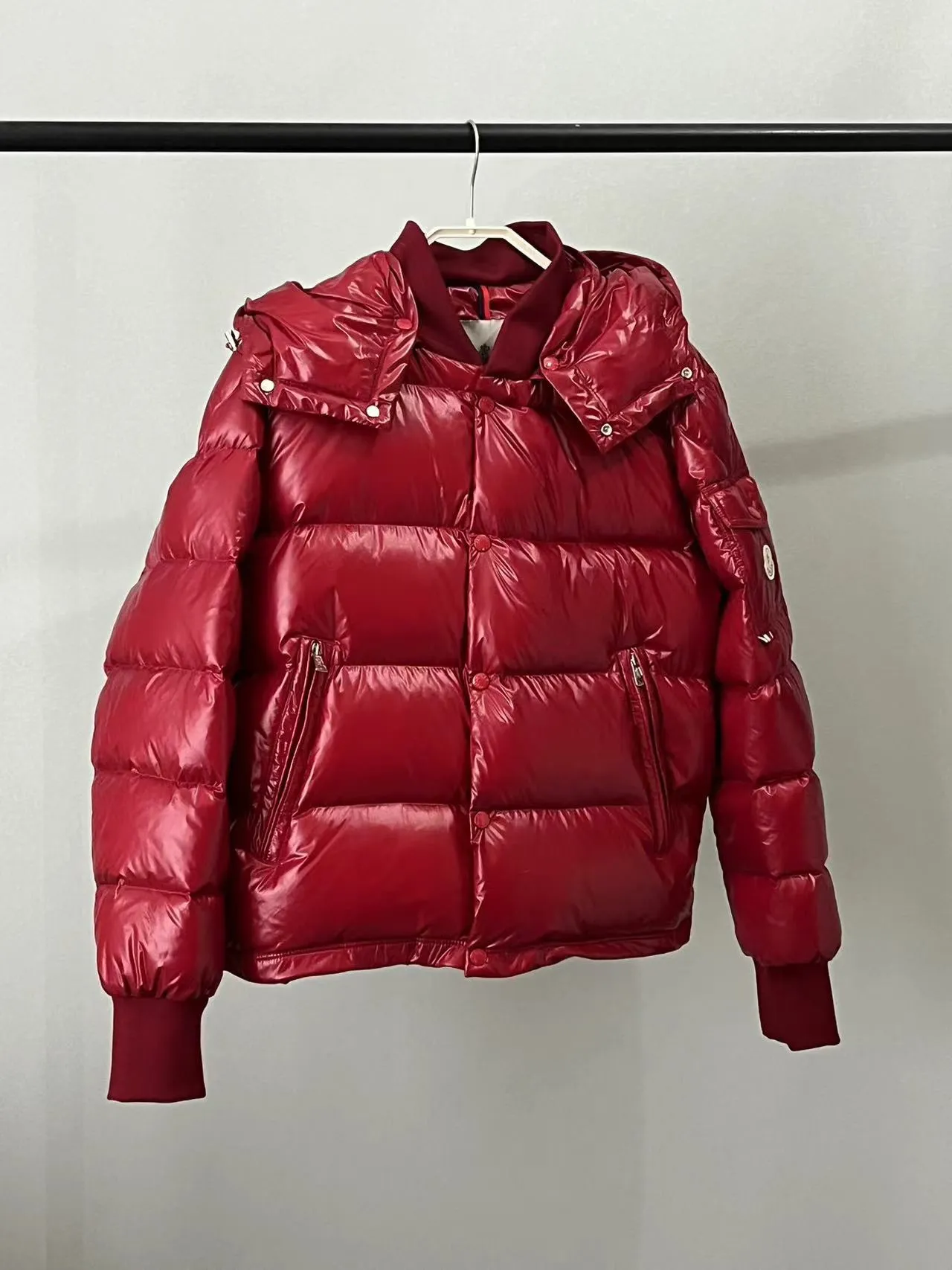 P920 🆕❤️2️⃣0️⃣2️⃣4️⃣🆕MONCLER, the latest winter model for couples, is on sale simultaneously on the official website! This down jacket has a great sense of design and looks, and you can buy it directly with quality control. It’s a high-end product that you can’t go wrong with! Simple and elegant design~Classic flap pocket design on the sleeves and arms~The overall design makes this dress unique! It is made of imported high-tech fabrics and is filled with white duck down. The texture and shape of the fabric are exquisite. You can feel its powerful aura through the detailed pictures. It also has superior handsomeness and thermal performance, making it easy to wear in various occasions! With polythermal insulation, you don’t have to worry about a little chill! It shows off the style and is also very warm at the same time (hat 🉑removable)~ Color: Black Red Gray Size: 1-2-3-4-5 (M~3XL)