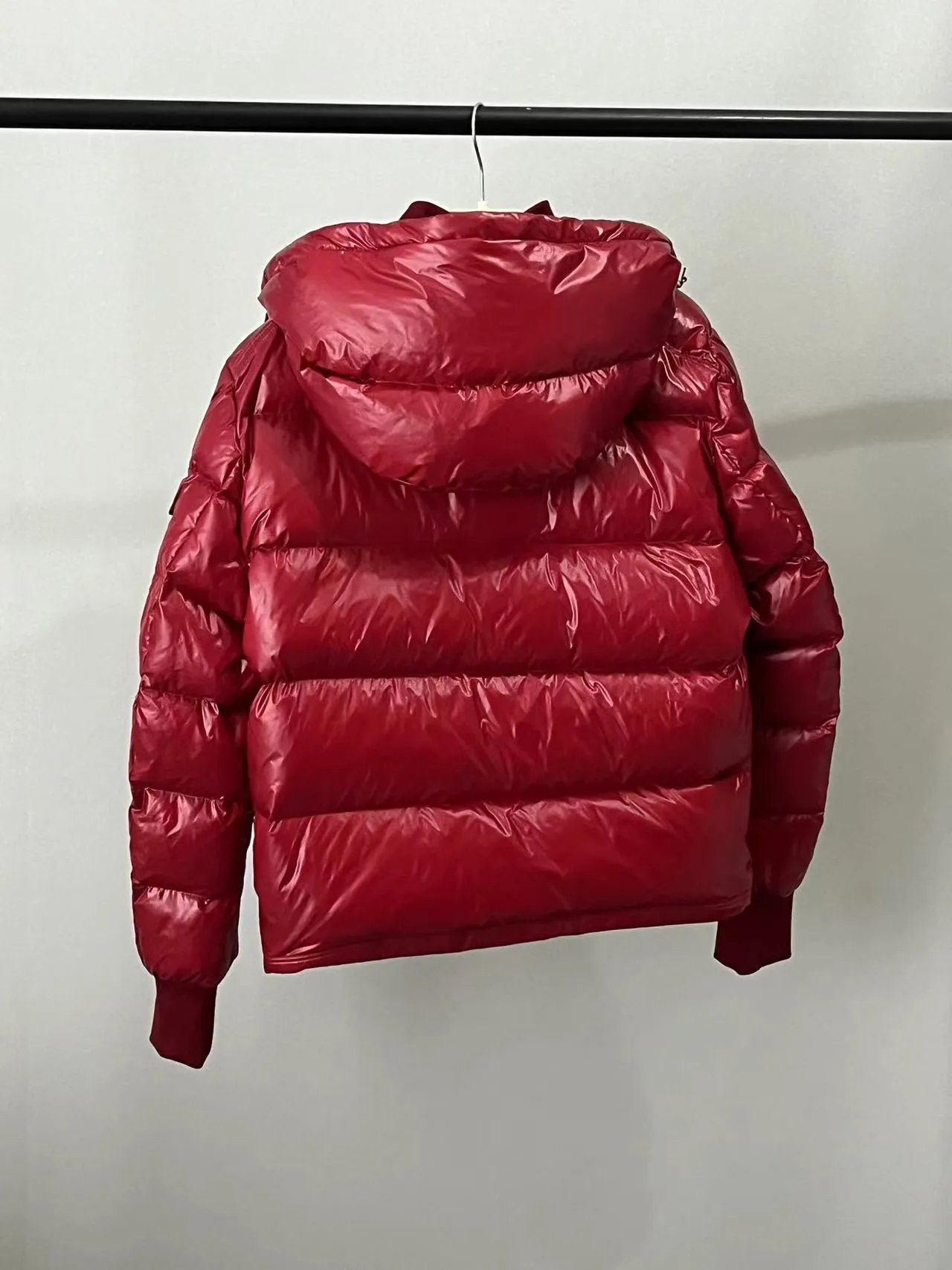 P920 🆕❤️2️⃣0️⃣2️⃣4️⃣🆕MONCLER, the latest winter model for couples, is on sale simultaneously on the official website! This down jacket has a great sense of design and looks, and you can buy it directly with quality control. It’s a high-end product that you can’t go wrong with! Simple and elegant design~Classic flap pocket design on the sleeves and arms~The overall design makes this dress unique! It is made of imported high-tech fabrics and is filled with white duck down. The texture and shape of the fabric are exquisite. You can feel its powerful aura through the detailed pictures. It also has superior handsomeness and thermal performance, making it easy to wear in various occasions! With polythermal insulation, you don’t have to worry about a little chill! It shows off the style and is also very warm at the same time (hat 🉑removable)~ Color: Black Red Gray Size: 1-2-3-4-5 (M~3XL)