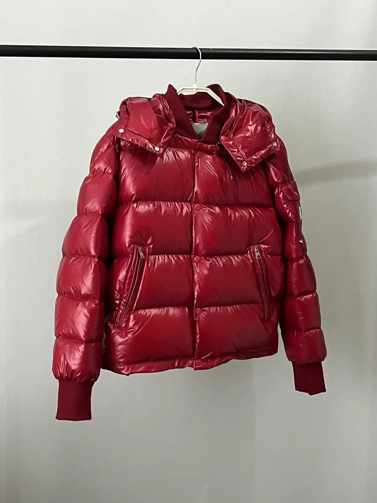 P920 🆕❤️2️⃣0️⃣2️⃣4️⃣🆕MONCLER, the latest winter model for couples, is on sale simultaneously on the official website! This down jacket has a great sense of design and looks, and you can buy it directly with quality control. It’s a high-end product that you can’t go wrong with! Simple and elegant design~Classic flap pocket design on the sleeves and arms~The overall design makes this dress unique! It is made of imported high-tech fabrics and is filled with white duck down. The texture and shape of the fabric are exquisite. You can feel its powerful aura through the detailed pictures. It also has superior handsomeness and thermal performance, making it easy to wear in various occasions! With polythermal insulation, you don’t have to worry about a little chill! It shows off the style and is also very warm at the same time (hat 🉑removable)~ Color: Black Red Gray Size: 1-2-3-4-5 (M~3XL)