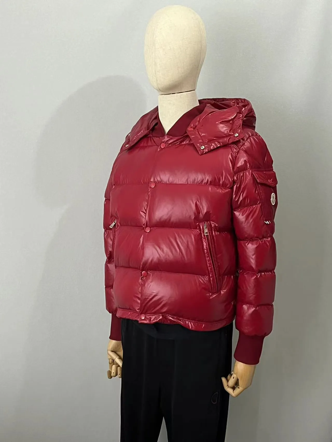 P920 🆕❤️2️⃣0️⃣2️⃣4️⃣🆕MONCLER, the latest winter model for couples, is on sale simultaneously on the official website! This down jacket has a great sense of design and looks, and you can buy it directly with quality control. It’s a high-end product that you can’t go wrong with! Simple and elegant design~Classic flap pocket design on the sleeves and arms~The overall design makes this dress unique! It is made of imported high-tech fabrics and is filled with white duck down. The texture and shape of the fabric are exquisite. You can feel its powerful aura through the detailed pictures. It also has superior handsomeness and thermal performance, making it easy to wear in various occasions! With polythermal insulation, you don’t have to worry about a little chill! It shows off the style and is also very warm at the same time (hat 🉑removable)~ Color: Black Red Gray Size: 1-2-3-4-5 (M~3XL)