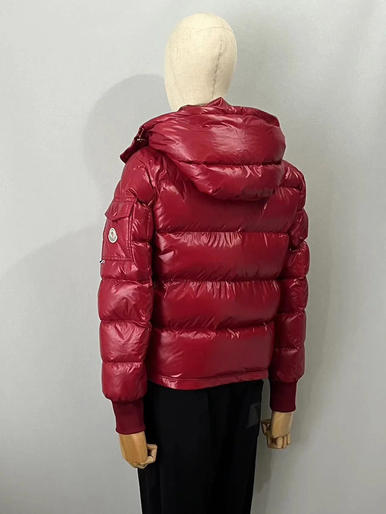 P920 🆕❤️2️⃣0️⃣2️⃣4️⃣🆕MONCLER, the latest winter model for couples, is on sale simultaneously on the official website! This down jacket has a great sense of design and looks, and you can buy it directly with quality control. It’s a high-end product that you can’t go wrong with! Simple and elegant design~Classic flap pocket design on the sleeves and arms~The overall design makes this dress unique! It is made of imported high-tech fabrics and is filled with white duck down. The texture and shape of the fabric are exquisite. You can feel its powerful aura through the detailed pictures. It also has superior handsomeness and thermal performance, making it easy to wear in various occasions! With polythermal insulation, you don’t have to worry about a little chill! It shows off the style and is also very warm at the same time (hat 🉑removable)~ Color: Black Red Gray Size: 1-2-3-4-5 (M~3XL)