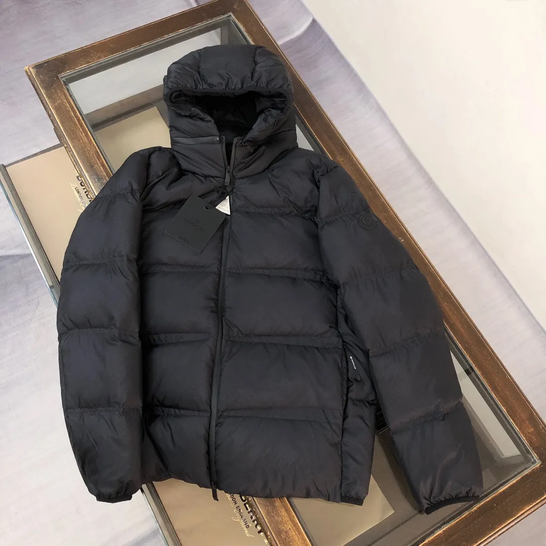P860 🆕🆕🆕🔥The latest short down jacket from Moncler Masac men's official website. New product shipment ✅A must-have item for fabric control. 2024 new technical fabrics. Extremely lightweight ⭕️ The Masac men's short down jacket is made of protective materials and decorated with geometric quilting, which is lightweight and warm. The Masac men's down jacket combines cutting-edge fabrics with innovative details. Short design made from lightweight, fine-grained tear-resistant functional fabric for durability and practicality. Lightweight and warm, it's finished with gusseted quilting. Comes with 🉑removable hood. Made of ripstop fabric with a fine soft ripstop lining, down filling, two-way zipper closure, zippered pockets, and elasticated cuffs and hem! Hurry up and place your order👏👏Available from stock! Color: black light blue Size: 1-2-3-4-5 (M～3xl)