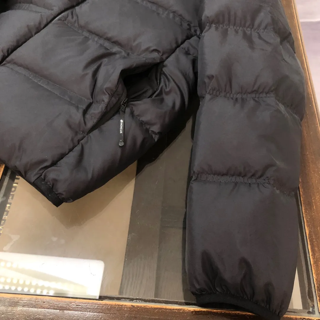 P860 🆕🆕🆕🔥The latest short down jacket from Moncler Masac men's official website. New product shipment ✅A must-have item for fabric control. 2024 new technical fabrics. Extremely lightweight ⭕️ The Masac men's short down jacket is made of protective materials and decorated with geometric quilting, which is lightweight and warm. The Masac men's down jacket combines cutting-edge fabrics with innovative details. Short design made from lightweight, fine-grained tear-resistant functional fabric for durability and practicality. Lightweight and warm, it's finished with gusseted quilting. Comes with 🉑removable hood. Made of ripstop fabric with a fine soft ripstop lining, down filling, two-way zipper closure, zippered pockets, and elasticated cuffs and hem! Hurry up and place your order👏👏Available from stock! Color: black light blue Size: 1-2-3-4-5 (M～3xl)