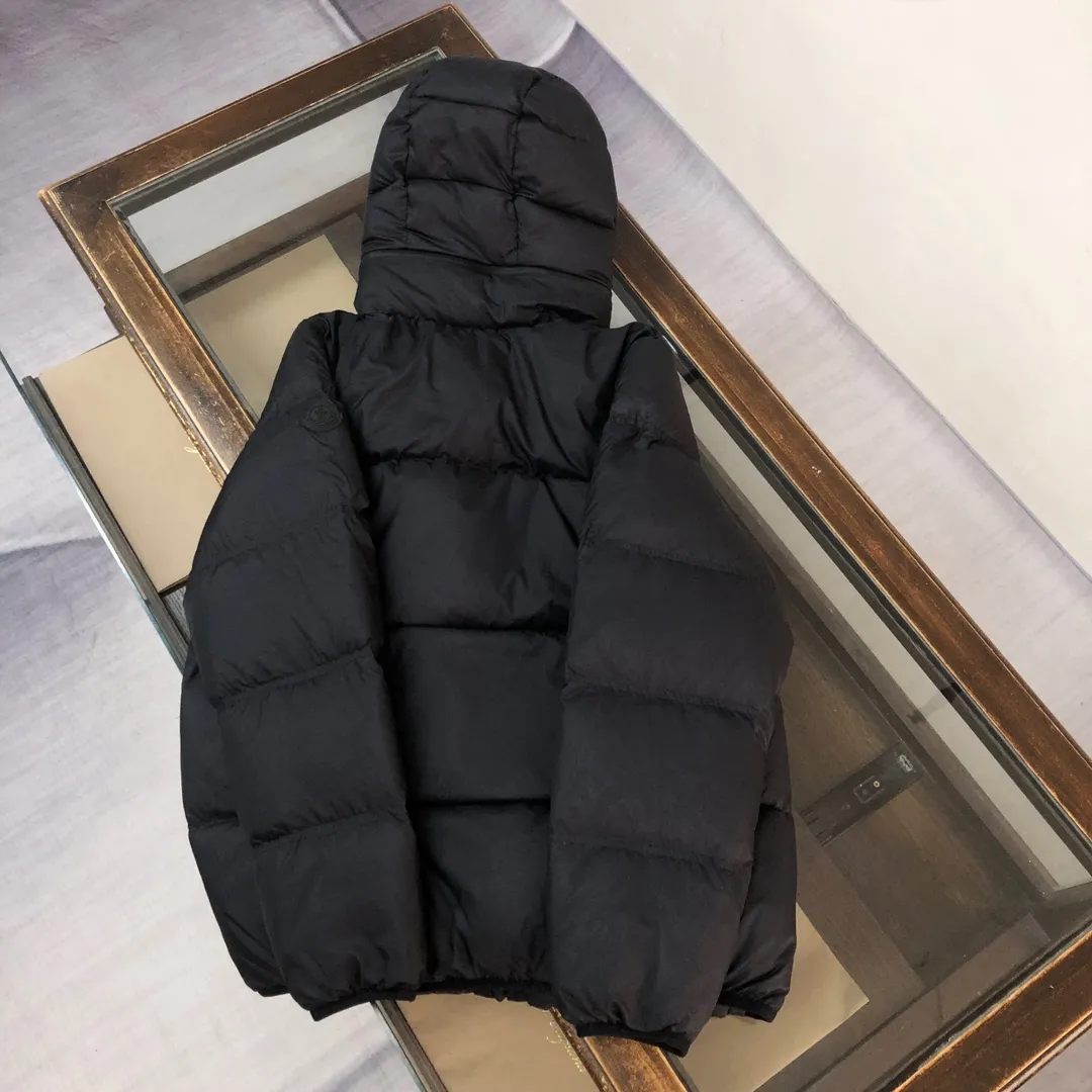 P860 🆕🆕🆕🔥The latest short down jacket from Moncler Masac men's official website. New product shipment ✅A must-have item for fabric control. 2024 new technical fabrics. Extremely lightweight ⭕️ The Masac men's short down jacket is made of protective materials and decorated with geometric quilting, which is lightweight and warm. The Masac men's down jacket combines cutting-edge fabrics with innovative details. Short design made from lightweight, fine-grained tear-resistant functional fabric for durability and practicality. Lightweight and warm, it's finished with gusseted quilting. Comes with 🉑removable hood. Made of ripstop fabric with a fine soft ripstop lining, down filling, two-way zipper closure, zippered pockets, and elasticated cuffs and hem! Hurry up and place your order👏👏Available from stock! Color: black light blue Size: 1-2-3-4-5 (M～3xl)