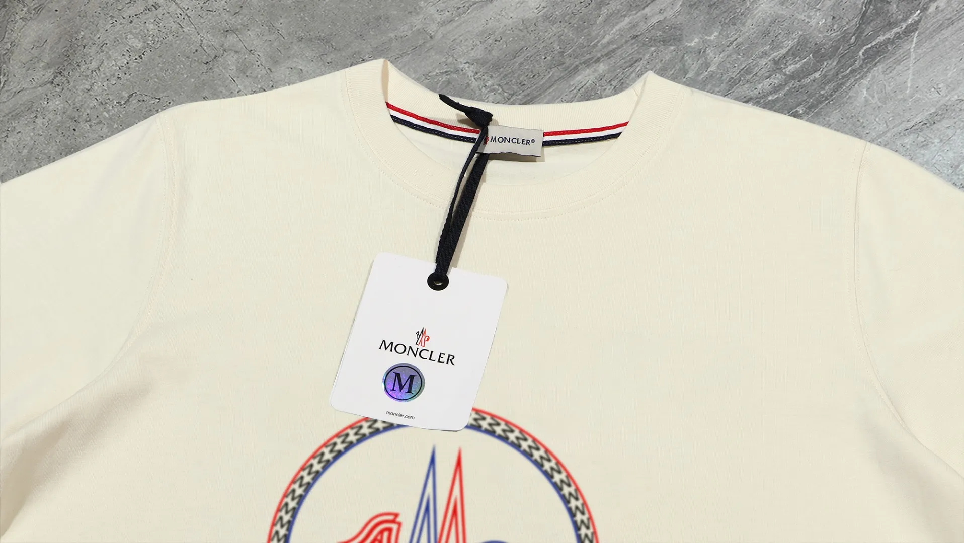P210 High-version sweatshirt) [Long-term stock] 〖𝐌𝐎𝐍𝐂𝐋𝐄𝐑~Mask〗 Made of 440g heavy-weight fabric. It is different from the market currency. It can be matched with any variety and is properly handsome. 😎The whole dress is made of double waistcoats. The double waistcoats make the whole dress more three-dimensional. Not ordinary factories can do such fine work. 2025 Spring runway version of the T stage, on sale at the counter, round neck terry sweatshirt, high-end double-strand pure cotton, custom-made stretch ribs, dyed in the same vat, complete with three standards, matched with exquisite embroidered LOGO on the chest, simple and advanced, same style for men and women. Color: black, apricot, white, size: S M L XL 2XL