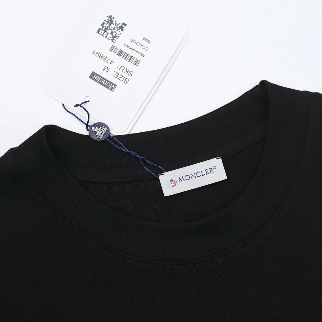 P130 Style No.: 808 〈MONCLER〉The price of the mousse is actually quite advantageous. Those who have been to the counters should all know that the price of the mousse is not much cheaper than Gucci Burberry. It is just relatively low-key and unwilling to hype. It is a picture that you want to buy or not. It has an aloof existence... Exclusively customized 270 grams of 32-count double yarn smooth cotton. The texture is very soft and comfortable. 100% different from the top fabrics in the market (does not shrink, deform, or pill). Matched with 320g 1*1 thread (the fabric thread is dyed in the same vat, no color difference, the thread is not easy to deform) Color: black white floral gray burgundy code number: S-XL