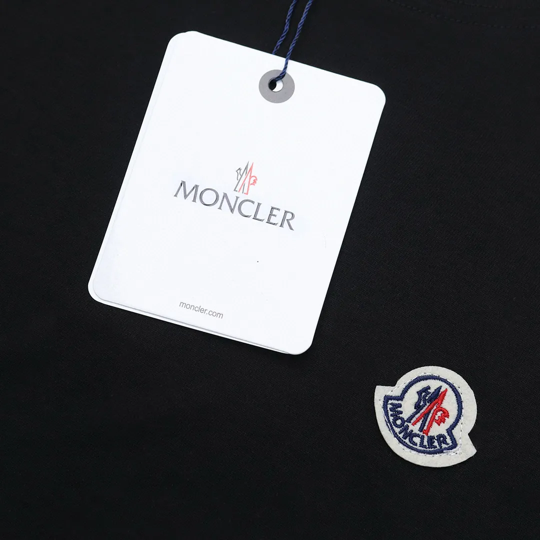 P130 Style No.: 808 〈MONCLER〉The price of the mousse is actually quite advantageous. Those who have been to the counters should all know that the price of the mousse is not much cheaper than Gucci Burberry. It is just relatively low-key and unwilling to hype. It is a picture that you want to buy or not. It has an aloof existence... Exclusively customized 270 grams of 32-count double yarn smooth cotton. The texture is very soft and comfortable. 100% different from the top fabrics in the market (does not shrink, deform, or pill). Matched with 320g 1*1 thread (the fabric thread is dyed in the same vat, no color difference, the thread is not easy to deform) Color: black white floral gray burgundy code number: S-XL