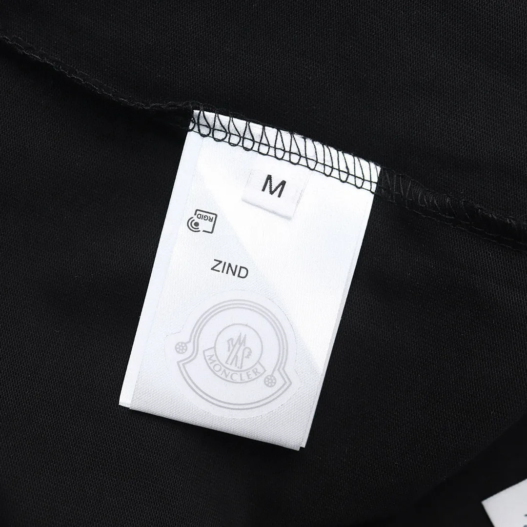 P130 Style No.: 808 〈MONCLER〉The price of the mousse is actually quite advantageous. Those who have been to the counters should all know that the price of the mousse is not much cheaper than Gucci Burberry. It is just relatively low-key and unwilling to hype. It is a picture that you want to buy or not. It has an aloof existence... Exclusively customized 270 grams of 32-count double yarn smooth cotton. The texture is very soft and comfortable. 100% different from the top fabrics in the market (does not shrink, deform, or pill). Matched with 320g 1*1 thread (the fabric thread is dyed in the same vat, no color difference, the thread is not easy to deform) Color: black white floral gray burgundy code number: S-XL