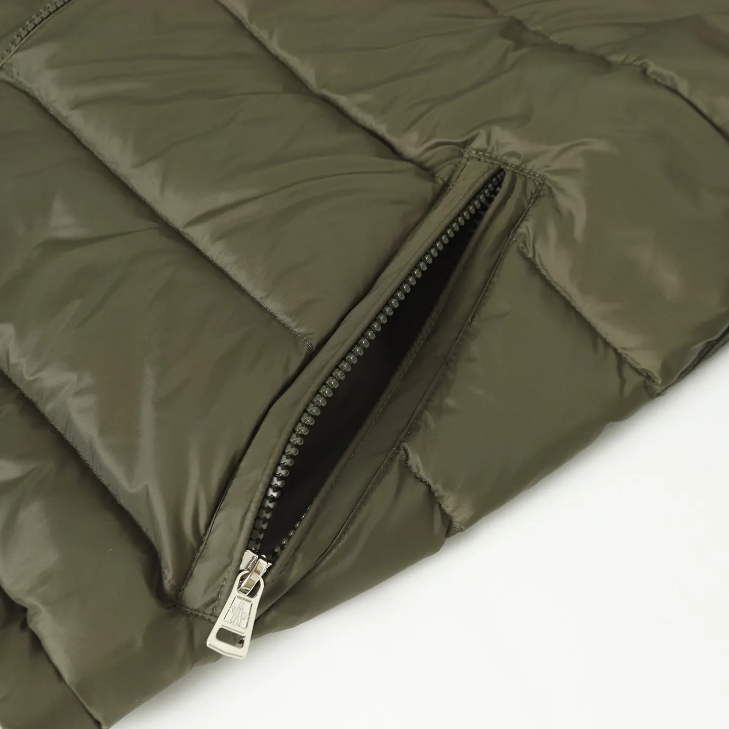 P680 MONCLER/Moncler autumn and winter men's padded wool zipper hooded letter knitted down jacket Made of wool Longue saison lining Longue saison front, filled with down Ribbed knit 12 needles Fine soft hood Zipper closure Pocket Logo quilting Logo patch Color: black/navy blue/green size: S/M/L/XL/XXL