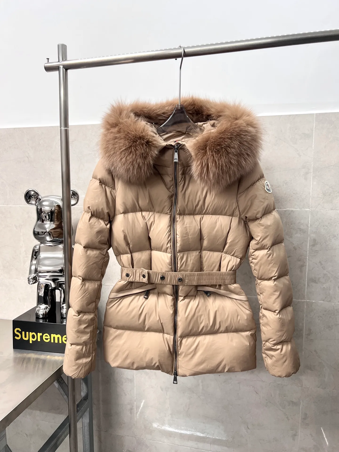 P1080 Moncler's new fur collar hooded waisted down jacket. The slim fit highlights the fluffy temperament of this down jacket. It is light and neat without any bloat. The fur collar at the neck is very textured. It is super slim and reduces your age. It is both warm and fashionable. It is definitely a versatile and unmistakable warm weapon for daily outings. Size: 1234
