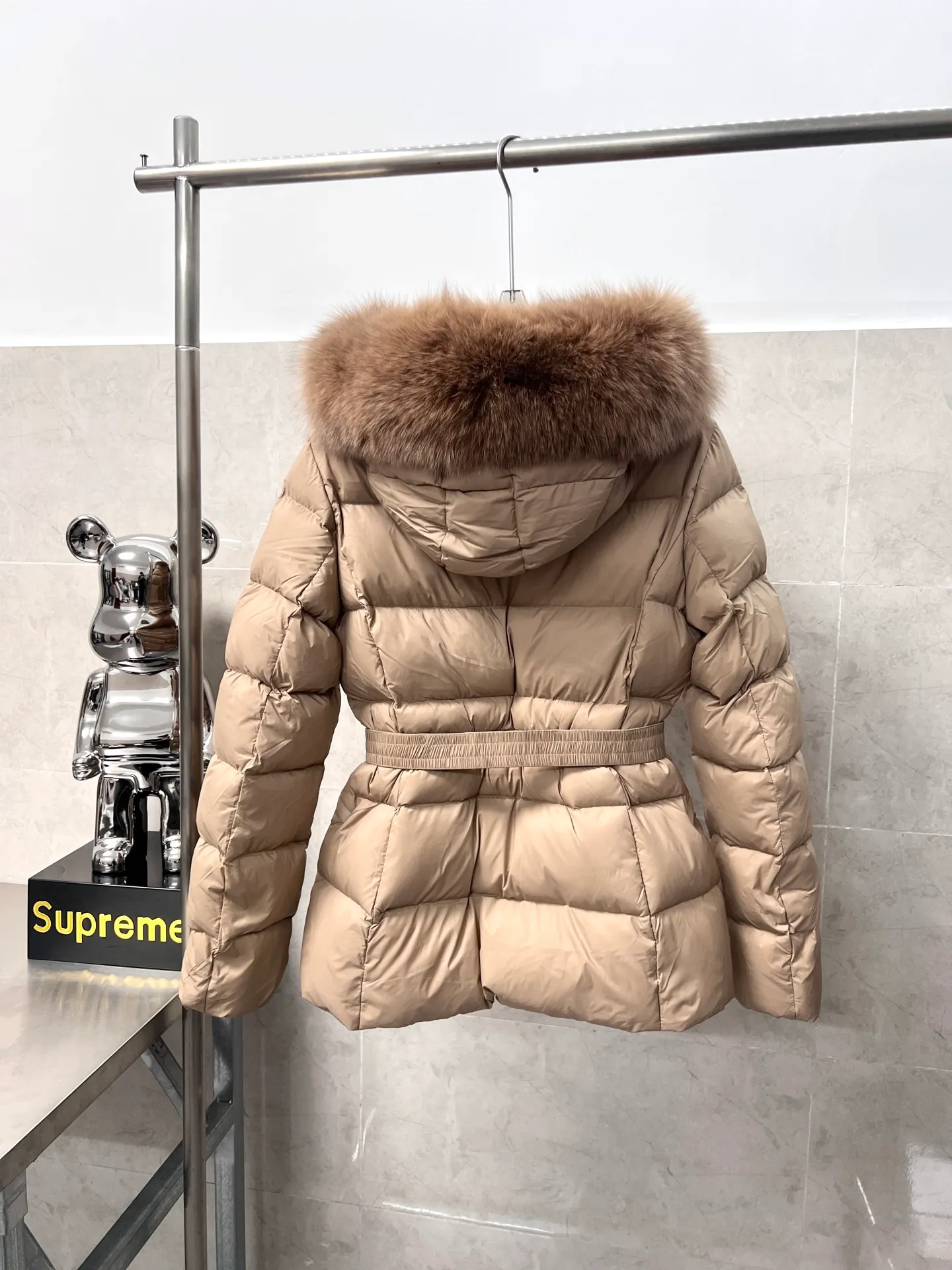P1080 Moncler's new fur collar hooded waisted down jacket. The slim fit highlights the fluffy temperament of this down jacket. It is light and neat without any bloat. The fur collar at the neck is very textured. It is super slim and reduces your age. It is both warm and fashionable. It is definitely a versatile and unmistakable warm weapon for daily outings. Size: 1234