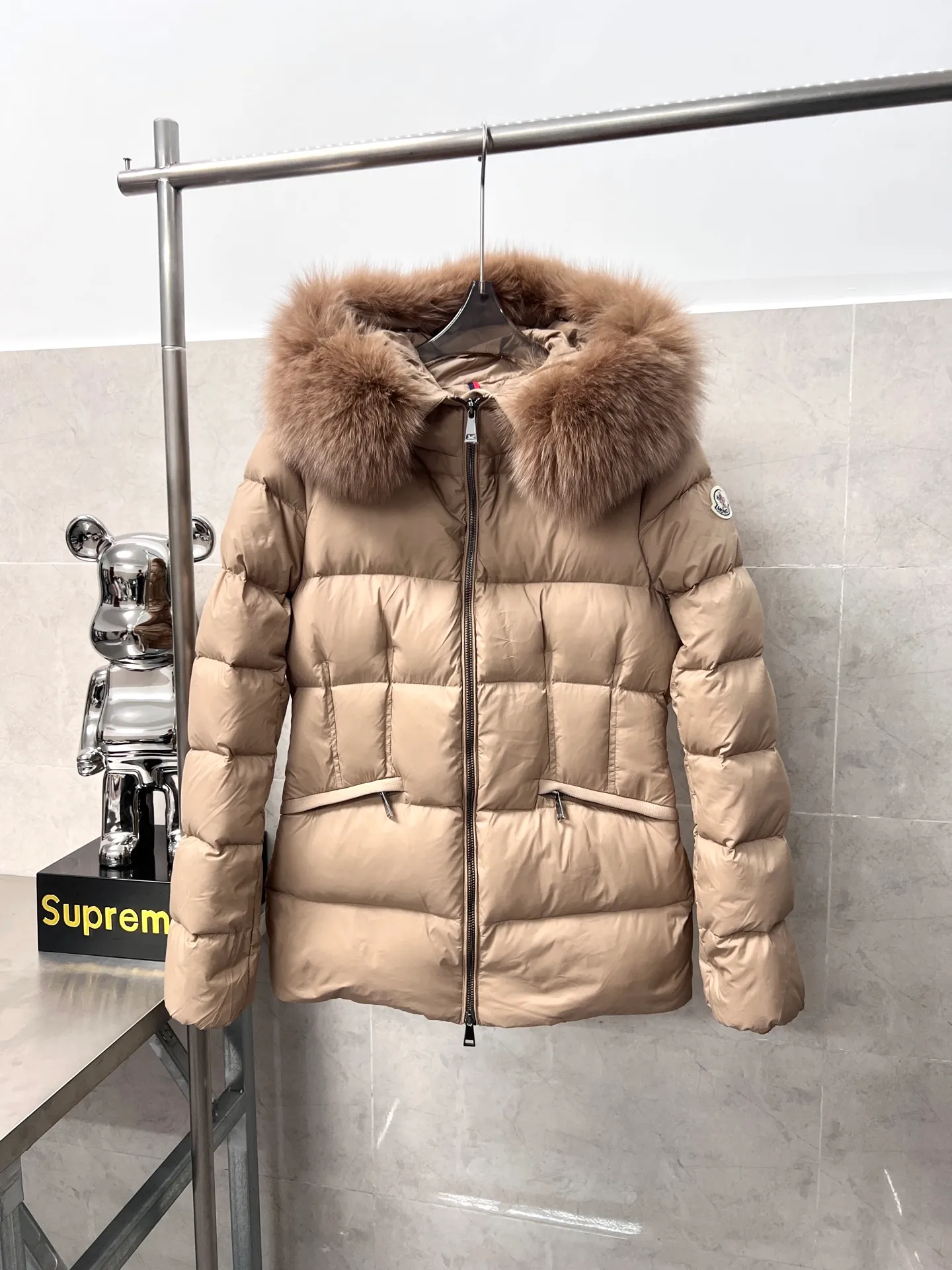 P1080 Moncler's new fur collar hooded waisted down jacket. The slim fit highlights the fluffy temperament of this down jacket. It is light and neat without any bloat. The fur collar at the neck is very textured. It is super slim and reduces your age. It is both warm and fashionable. It is definitely a versatile and unmistakable warm weapon for daily outings. Size: 1234