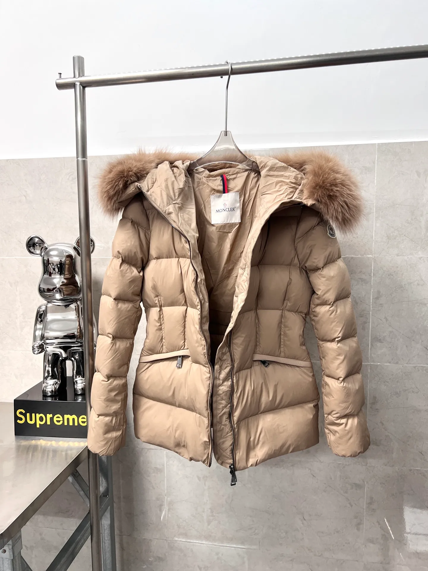 P1080 Moncler's new fur collar hooded waisted down jacket. The slim fit highlights the fluffy temperament of this down jacket. It is light and neat without any bloat. The fur collar at the neck is very textured. It is super slim and reduces your age. It is both warm and fashionable. It is definitely a versatile and unmistakable warm weapon for daily outings. Size: 1234