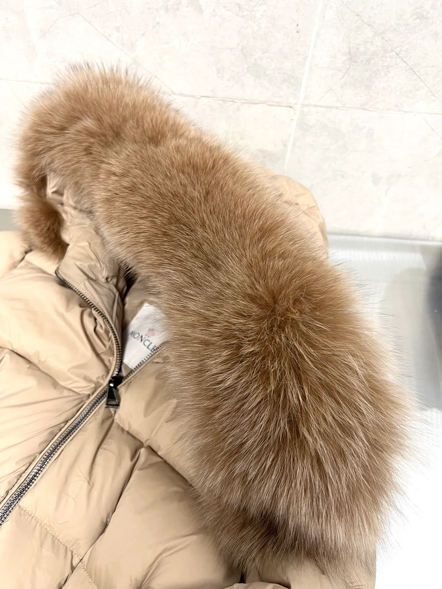 P1080 Moncler's new fur collar hooded waisted down jacket. The slim fit highlights the fluffy temperament of this down jacket. It is light and neat without any bloat. The fur collar at the neck is very textured. It is super slim and reduces your age. It is both warm and fashionable. It is definitely a versatile and unmistakable warm weapon for daily outings. Size: 1234