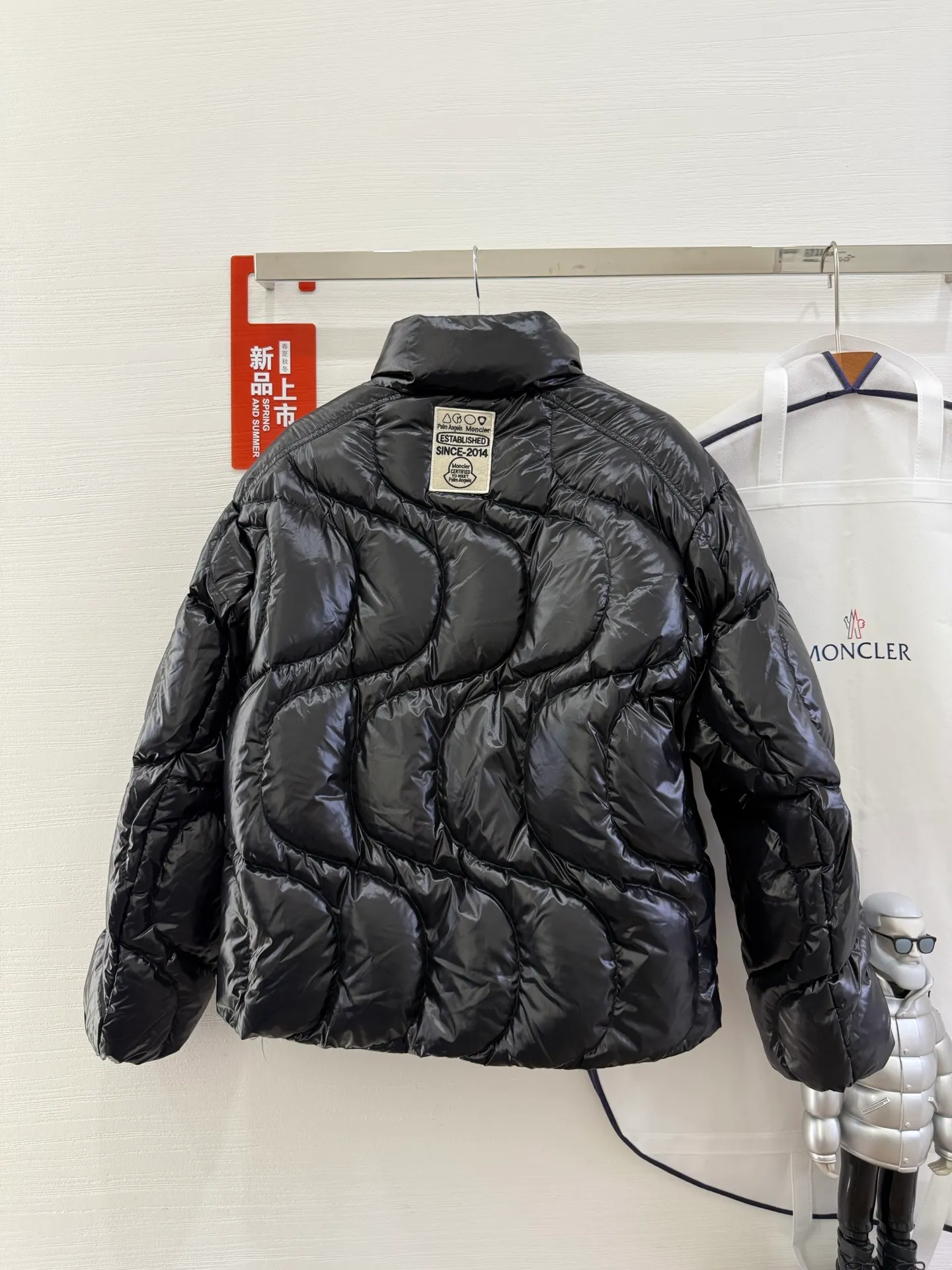P1100 Italy Moncler PALM ANGELS co-branded HAUNANI contrasting color stand-collar down jacket. Same style as Olympic champion. Same style down jacket as Pan Zhanle. GET [BUY R] [BUY R] Palm Angels joint series. Code number: 1-2-3-4 Color: gray*black*blue