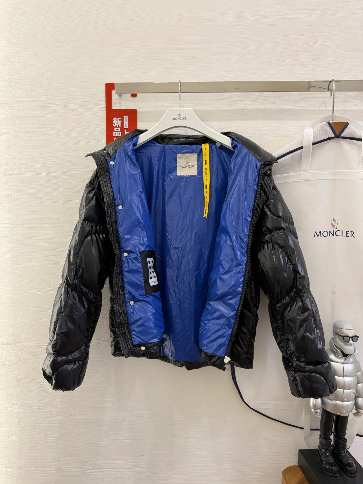 P1100 Italy Moncler PALM ANGELS co-branded HAUNANI contrasting color stand-collar down jacket. Same style as Olympic champion. Same style down jacket as Pan Zhanle. GET [BUY R] [BUY R] Palm Angels joint series. Code number: 1-2-3-4 Color: gray*black*blue