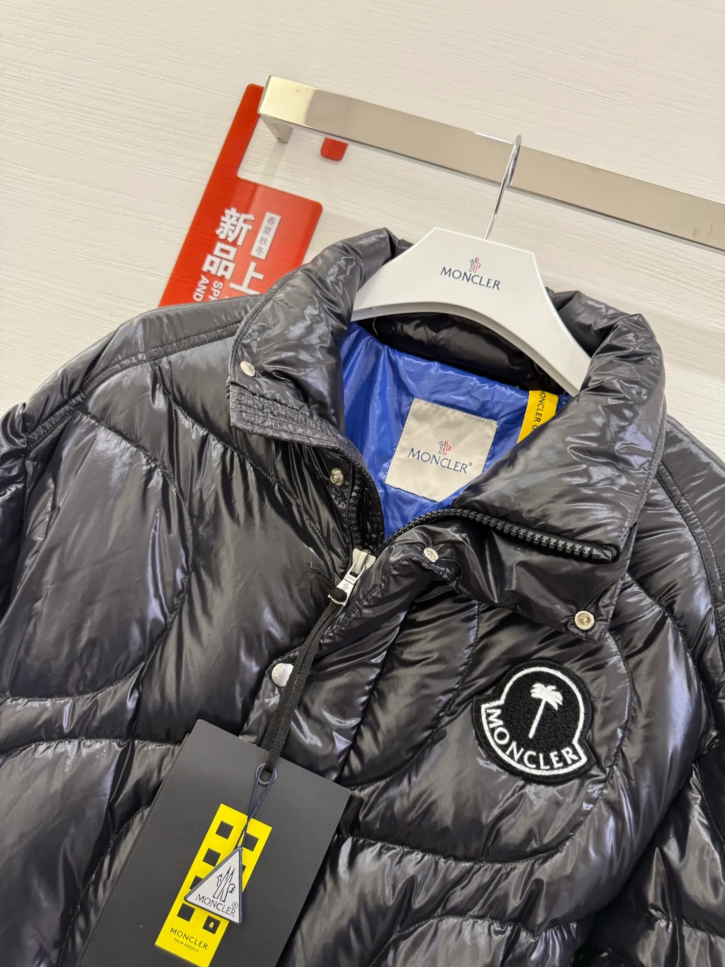 P1100 Italy Moncler PALM ANGELS co-branded HAUNANI contrasting color stand-collar down jacket. Same style as Olympic champion. Same style down jacket as Pan Zhanle. GET [BUY R] [BUY R] Palm Angels joint series. Code number: 1-2-3-4 Color: gray*black*blue
