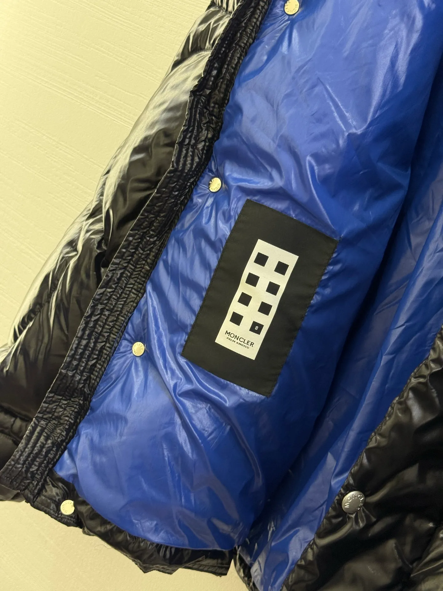 P1100 Italy Moncler PALM ANGELS co-branded HAUNANI contrasting color stand-collar down jacket. Same style as Olympic champion. Same style down jacket as Pan Zhanle. GET [BUY R] [BUY R] Palm Angels joint series. Code number: 1-2-3-4 Color: gray*black*blue