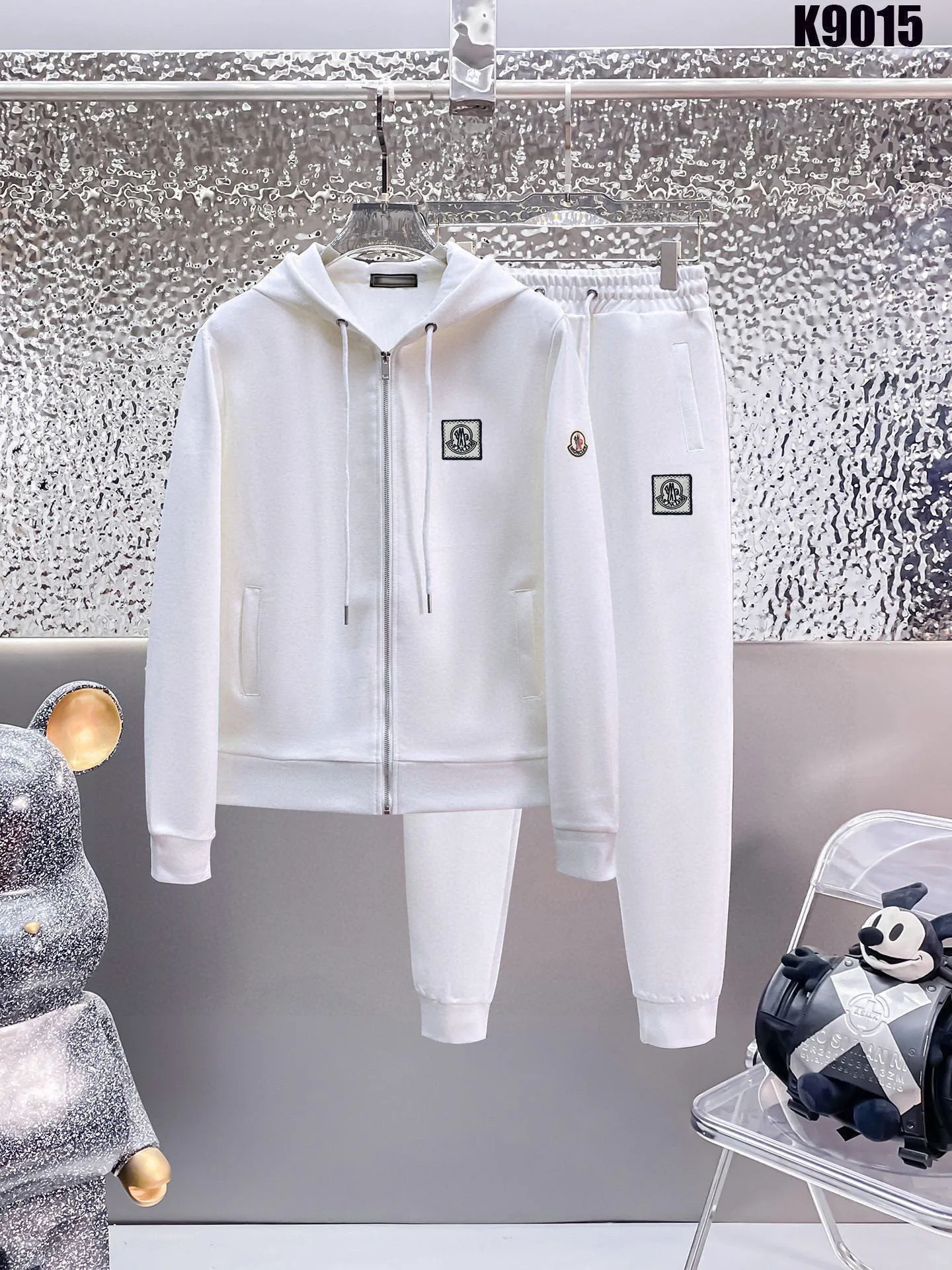 P400 [MONCLER] (Gospel for Fatty) hot-selling suit is coming. Focus on the original version of the official website. 2025 new hot-selling cardigan and sweatshirt suit. The original order is the best product🇭🇰. It is the meticulous work of top designers. It has a fitting and perfect upper body effect. All-natural high-quality Roman cotton 100%, close-fitting comfort, noble and elegant! Original hardware embodies elegance and nobility! Counter size: M-5XL (maximum wear up to 220 pounds)