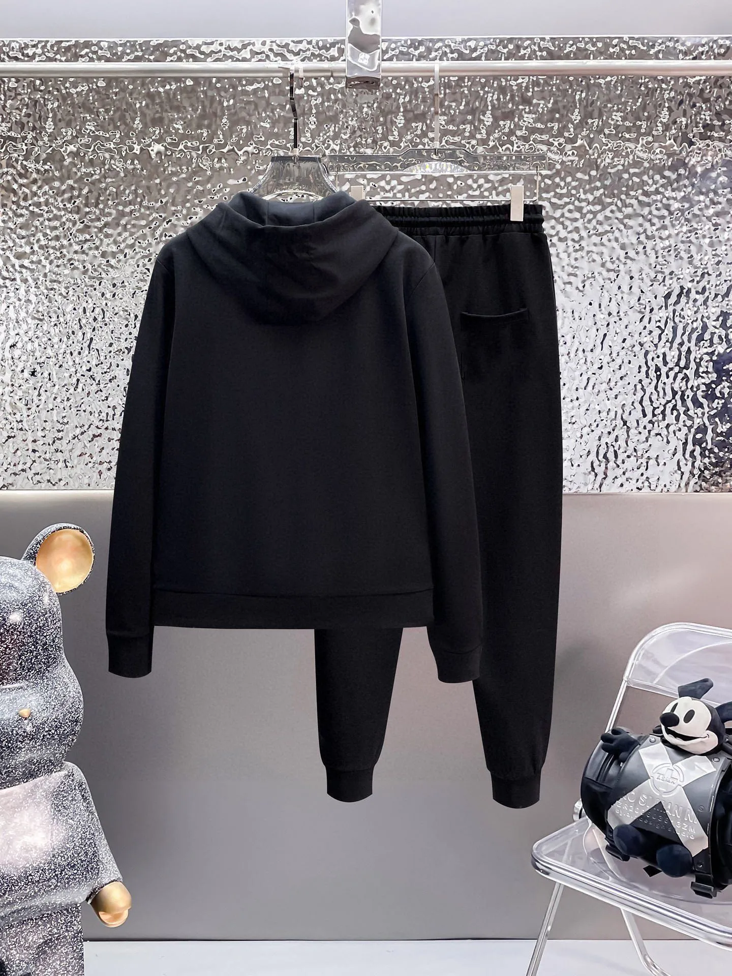 P400 [MONCLER] (Gospel for Fatty) hot-selling suit is coming. Focus on the original version of the official website. 2025 new hot-selling cardigan and sweatshirt suit. The original order is the best product🇭🇰. It is the meticulous work of top designers. It has a fitting and perfect upper body effect. All-natural high-quality Roman cotton 100%, close-fitting comfort, noble and elegant! Original hardware embodies elegance and nobility! Counter size: M-5XL (maximum wear up to 220 pounds)
