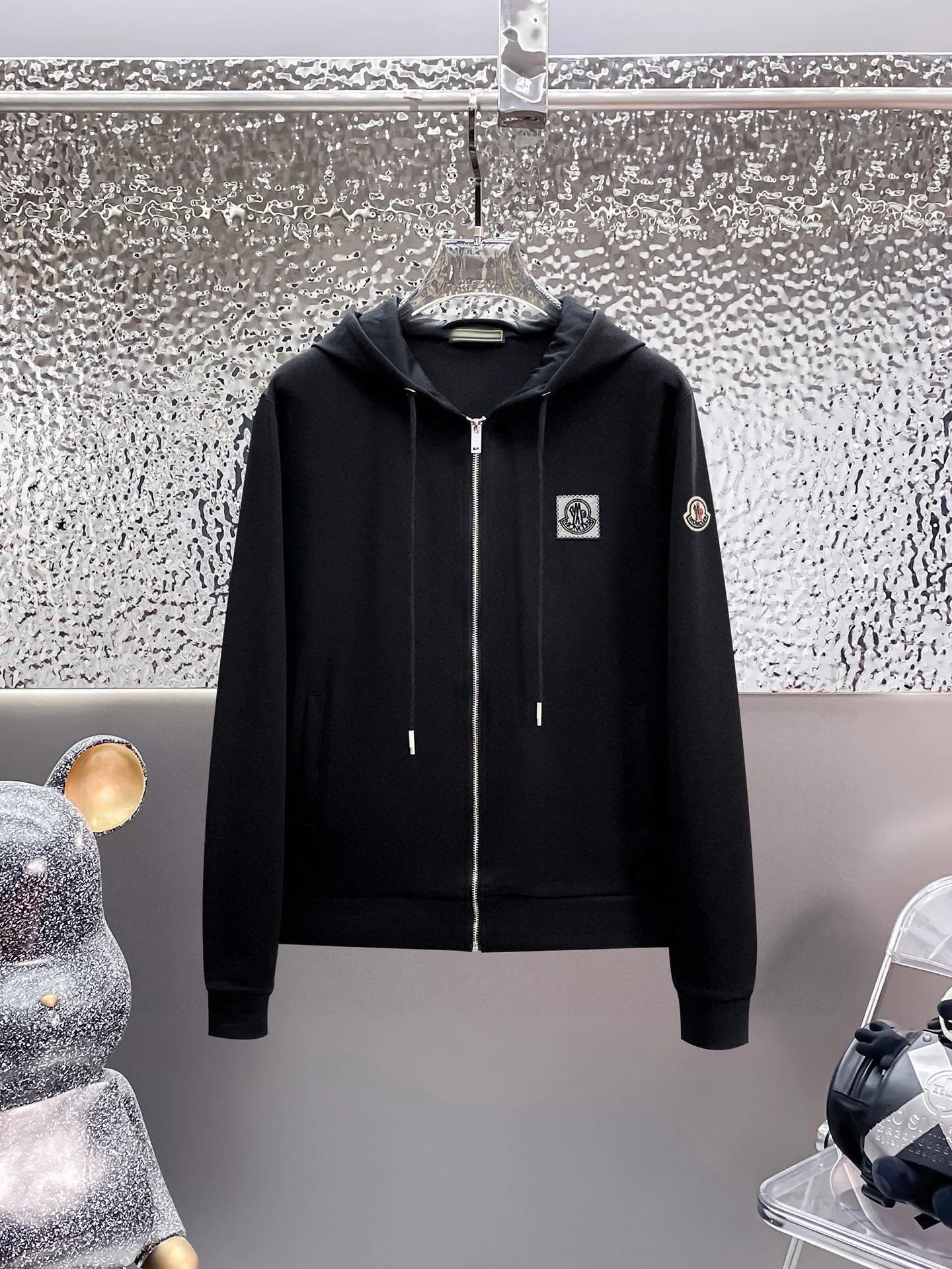 P400 [MONCLER] (Gospel for Fatty) hot-selling suit is coming. Focus on the original version of the official website. 2025 new hot-selling cardigan and sweatshirt suit. The original order is the best product🇭🇰. It is the meticulous work of top designers. It has a fitting and perfect upper body effect. All-natural high-quality Roman cotton 100%, close-fitting comfort, noble and elegant! Original hardware embodies elegance and nobility! Counter size: M-5XL (maximum wear up to 220 pounds)
