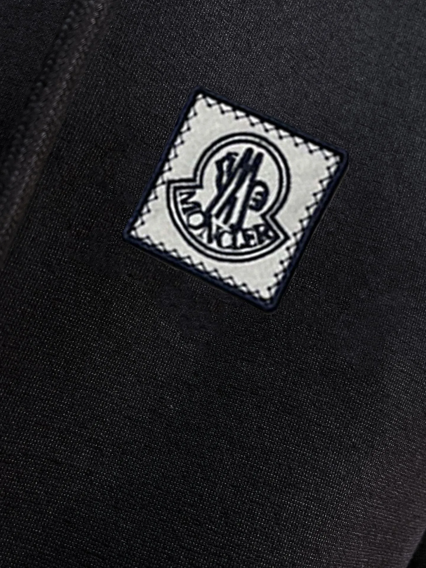 P400 [MONCLER] (Gospel for Fatty) hot-selling suit is coming. Focus on the original version of the official website. 2025 new hot-selling cardigan and sweatshirt suit. The original order is the best product🇭🇰. It is the meticulous work of top designers. It has a fitting and perfect upper body effect. All-natural high-quality Roman cotton 100%, close-fitting comfort, noble and elegant! Original hardware embodies elegance and nobility! Counter size: M-5XL (maximum wear up to 220 pounds)