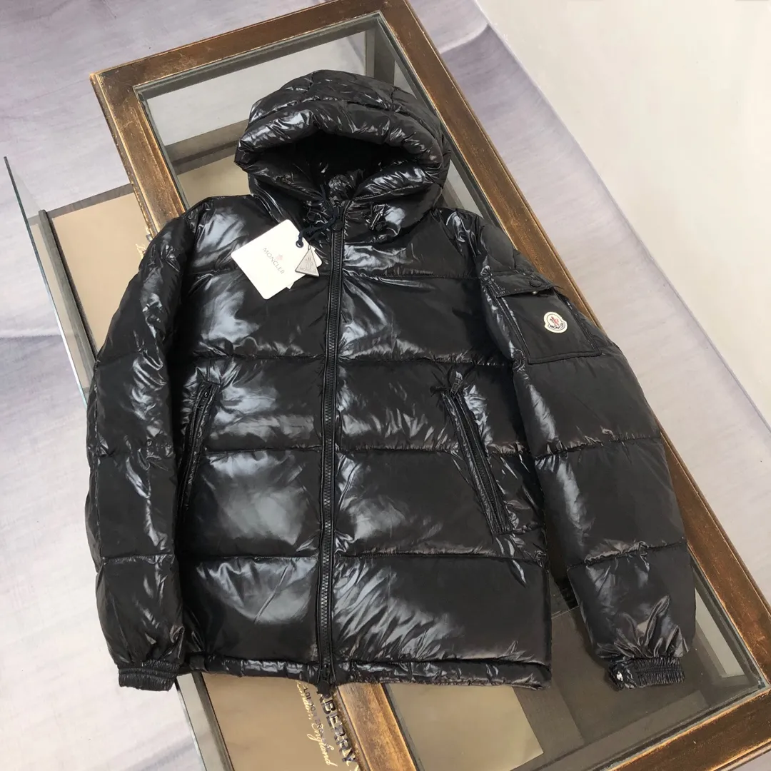 P900 Moncler Meng Mouth #hooded Maya is cut to create a smart posture. Wear the 2024 autumn and winter Moncler main line down jacket to return to the hustle and bustle of the city.  The main series for muzzles, filled with 90% down, which is warm, comfortable and not bulky. The bread suit pattern is formed by large squares. Each square is evenly distributed, firmly locking the down and keeping your body warm! Color: Black Red Size: 1-2-3-4-5 (M～3xl)