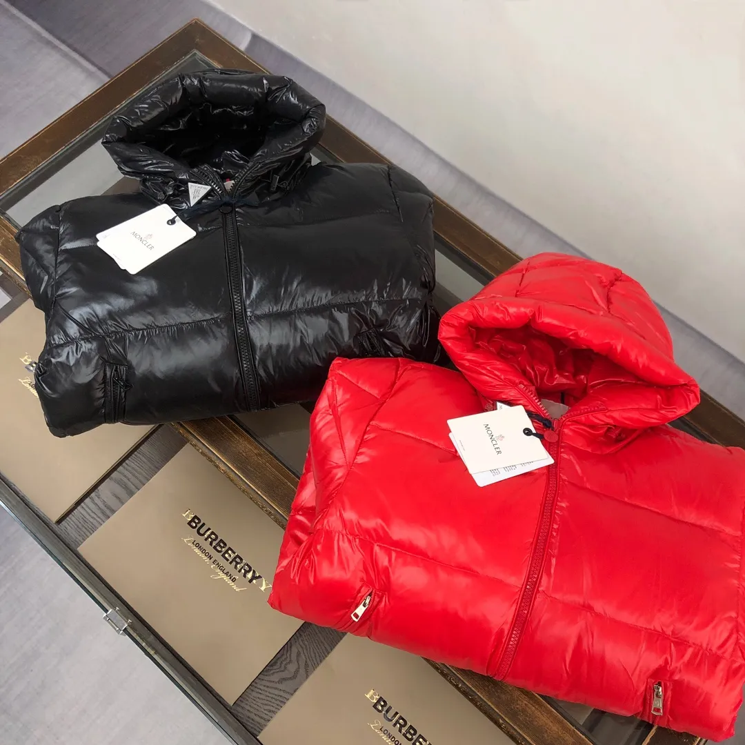 P900 Moncler Meng Mouth #hooded Maya is cut to create a smart posture. Wear the 2024 autumn and winter Moncler main line down jacket to return to the hustle and bustle of the city.  The main series for muzzles, filled with 90% down, which is warm, comfortable and not bulky. The bread suit pattern is formed by large squares. Each square is evenly distributed, firmly locking the down and keeping your body warm! Color: Black Red Size: 1-2-3-4-5 (M～3xl)