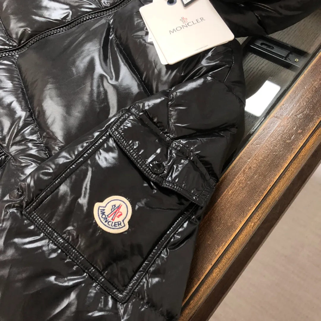 P900 Moncler Meng Mouth #hooded Maya is cut to create a smart posture. Wear the 2024 autumn and winter Moncler main line down jacket to return to the hustle and bustle of the city.  The main series for muzzles, filled with 90% down, which is warm, comfortable and not bulky. The bread suit pattern is formed by large squares. Each square is evenly distributed, firmly locking the down and keeping your body warm! Color: Black Red Size: 1-2-3-4-5 (M～3xl)