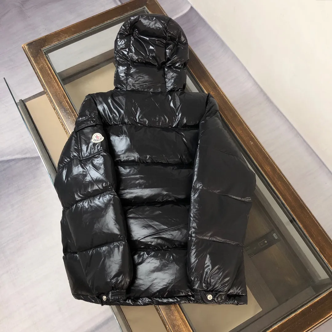 P900 Moncler Meng Mouth #hooded Maya is cut to create a smart posture. Wear the 2024 autumn and winter Moncler main line down jacket to return to the hustle and bustle of the city.  The main series for muzzles, filled with 90% down, which is warm, comfortable and not bulky. The bread suit pattern is formed by large squares. Each square is evenly distributed, firmly locking the down and keeping your body warm! Color: Black Red Size: 1-2-3-4-5 (M～3xl)