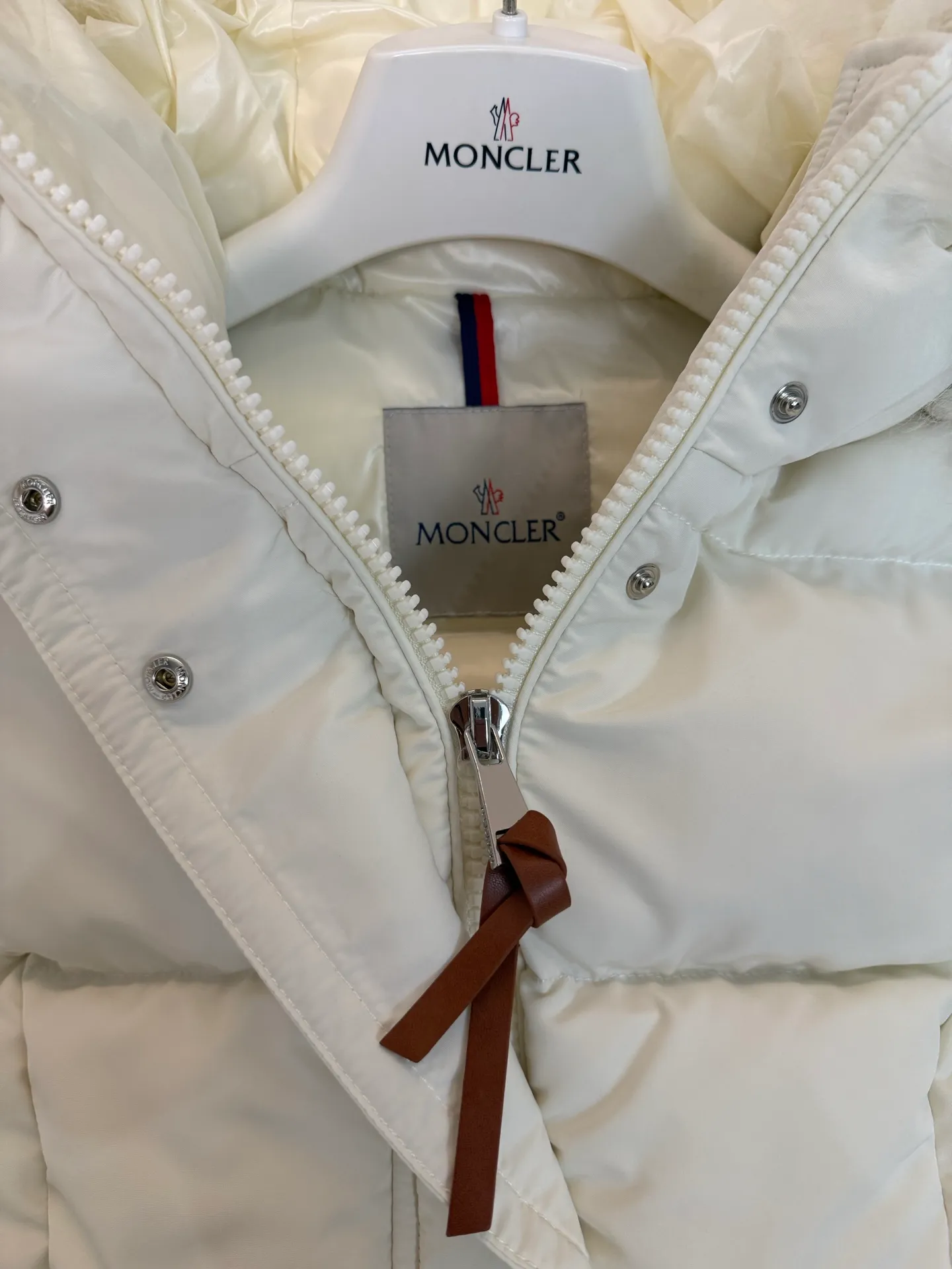 P1180 Moncler* women's hooded long down jacket jacket. Removable oversized fur collar. Real shot of white details