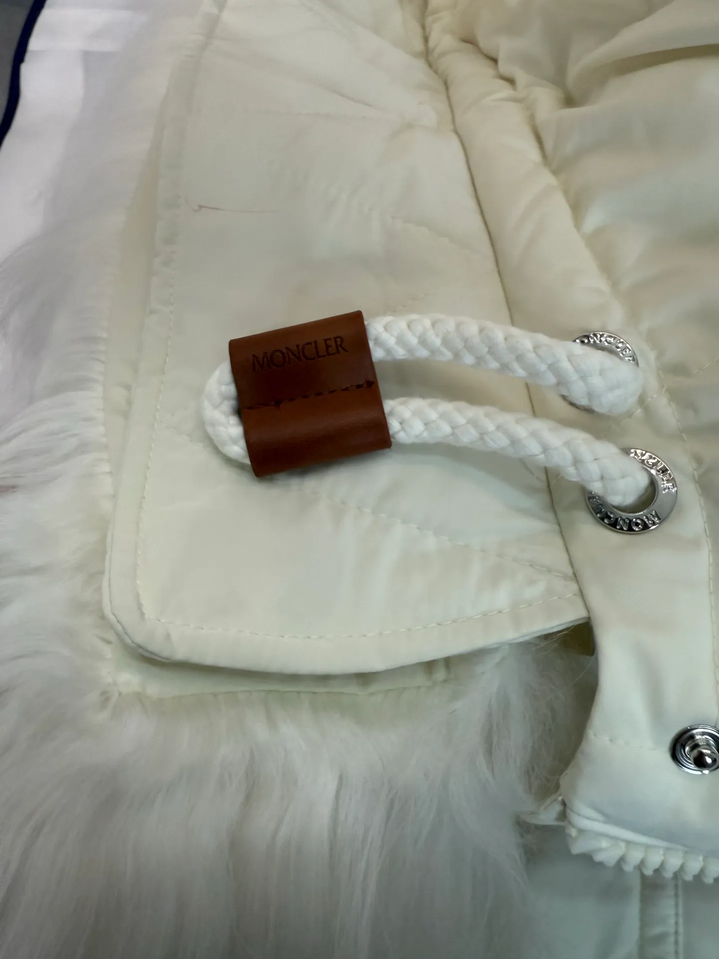 P1180 Moncler* women's hooded long down jacket jacket. Removable oversized fur collar. Real shot of white details