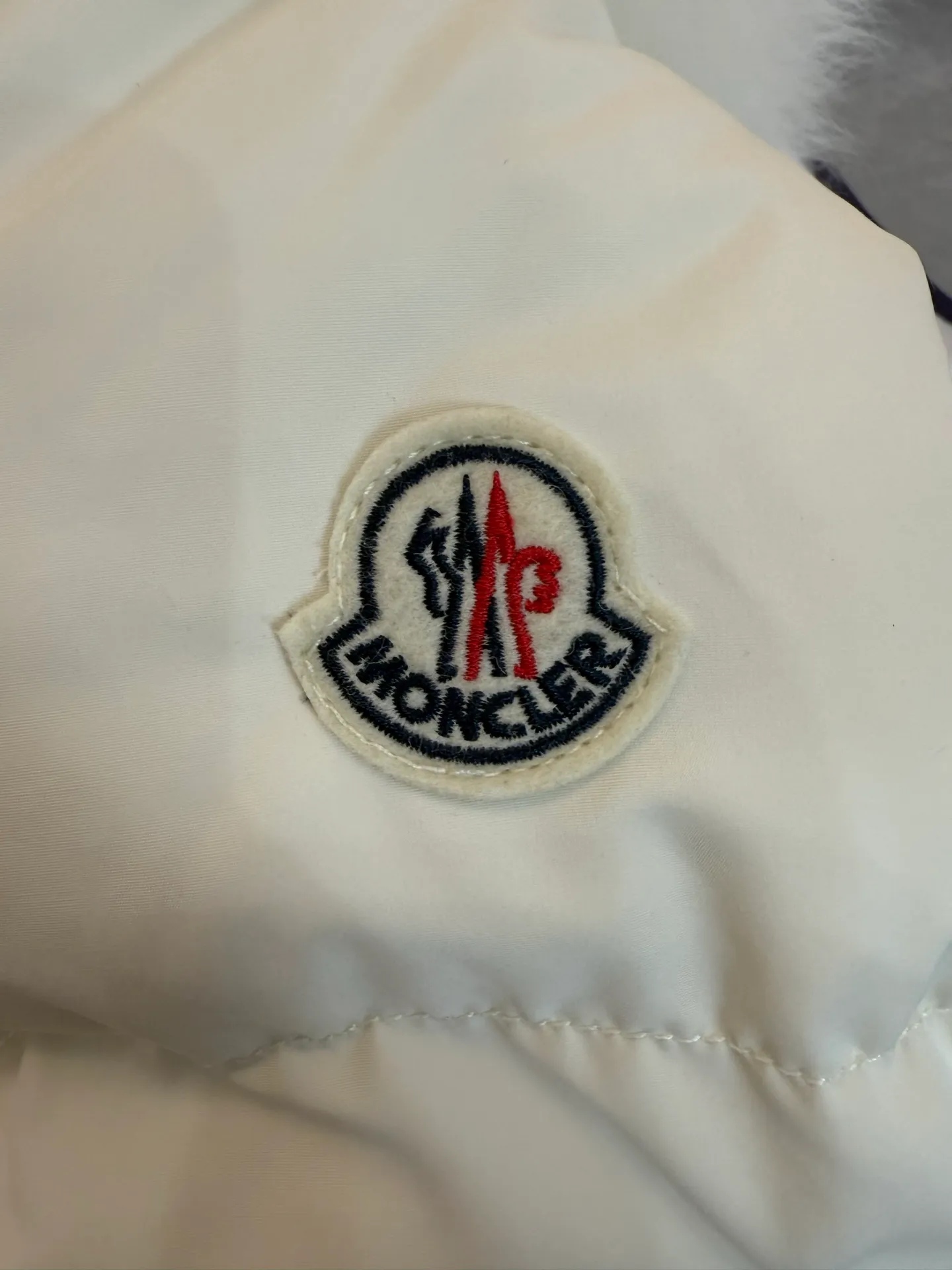 P1180 Moncler* women's hooded long down jacket jacket. Removable oversized fur collar. Real shot of white details