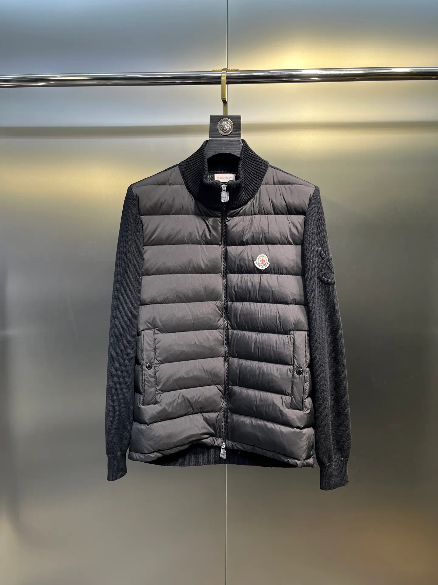 P700 Moncler 🌟 Down knitted Moncler SS23 solid color logo patch stitching quilted down jacket, color: black and white, size: 12345
