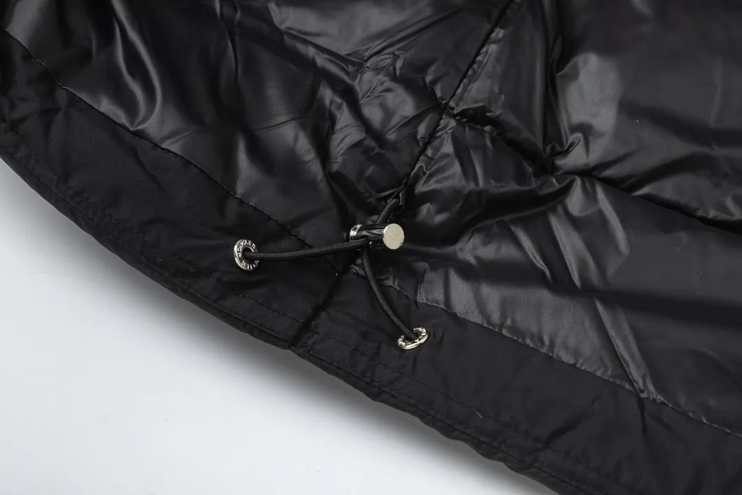 P860 (with dust bag) MONCLER/Mongolian autumn and winter new Maya matte short down jacket. This vezere short down jacket is a basic warm item that highlights the style of Moner. The vezere down jacket is made of longue saison fabric, which is both lightweight and warm. This short down jacket features a hood that can be easily removed depending on the weather. The jacket silhouette and sleeve patch pockets pay homage to the iconic Moner Maya down jacket. · Made of longue saison fabric · Lon lé ger brillant lining with 90% goose down filling Detachable and adjustable hood with zipper and snap button closure Zippered pockets Sleeves with patch pockets · Adjustable cuffs · Drawstring hem Color: Black/White Sizes: 1/2/3/4/5