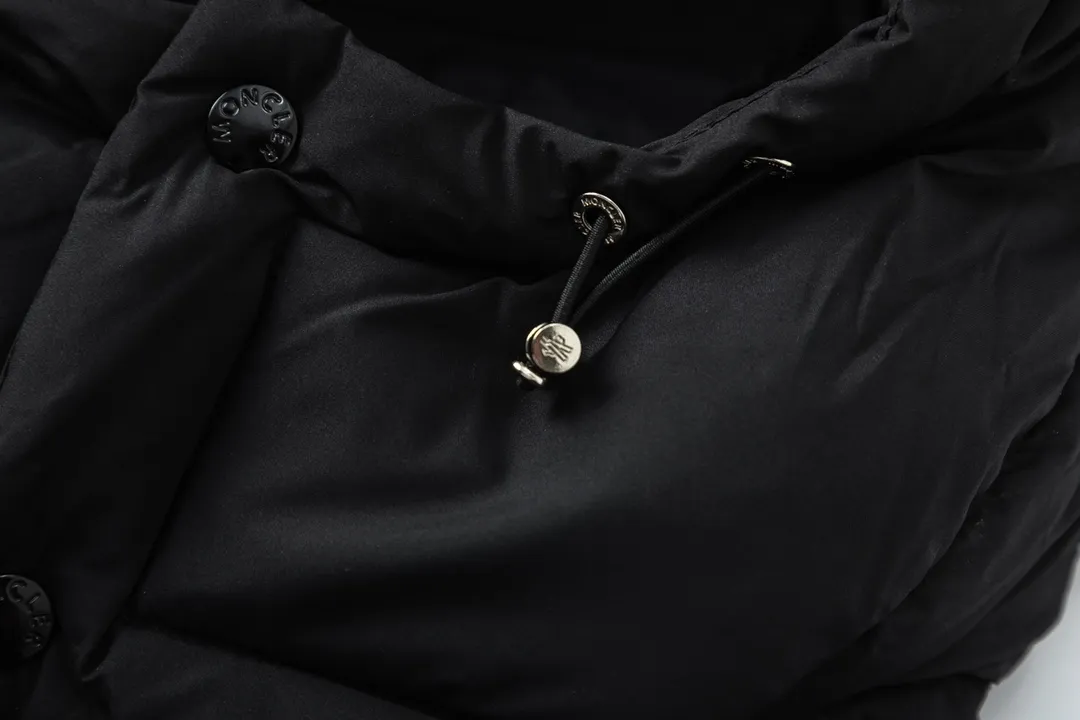 P860 (with dust bag) MONCLER/Mongolian autumn and winter new Maya matte short down jacket. This vezere short down jacket is a basic warm item that highlights the style of Moner. The vezere down jacket is made of longue saison fabric, which is both lightweight and warm. This short down jacket features a hood that can be easily removed depending on the weather. The jacket silhouette and sleeve patch pockets pay homage to the iconic Moner Maya down jacket. · Made of longue saison fabric · Lon lé ger brillant lining with 90% goose down filling Detachable and adjustable hood with zipper and snap button closure Zippered pockets Sleeves with patch pockets · Adjustable cuffs · Drawstring hem Color: Black/White Sizes: 1/2/3/4/5