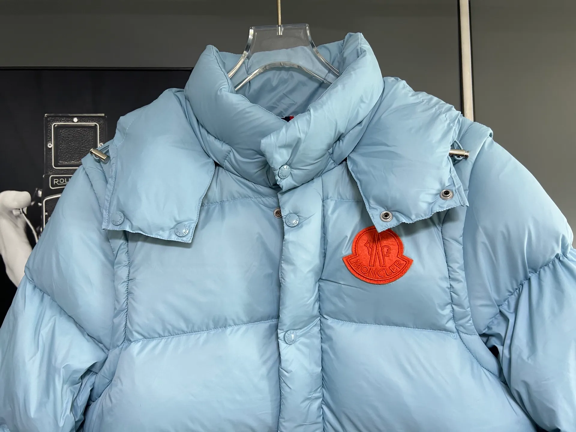P800 2025 new autumn and winter style Moncler Avocette detachable vest down jacket original custom-made hardware accessories are all imported and original customization is welcome. Absolutely high quality using top-grade 95 white duck down. Super soft and fluffy. Super heavy-duty. Fabric workmanship is perfect. Note △The fabric is super comfortable and warm. Exclusive non-market product. The upper body effect is super good. Same style for men and women. Color: Sky Blue Size: M-3XL