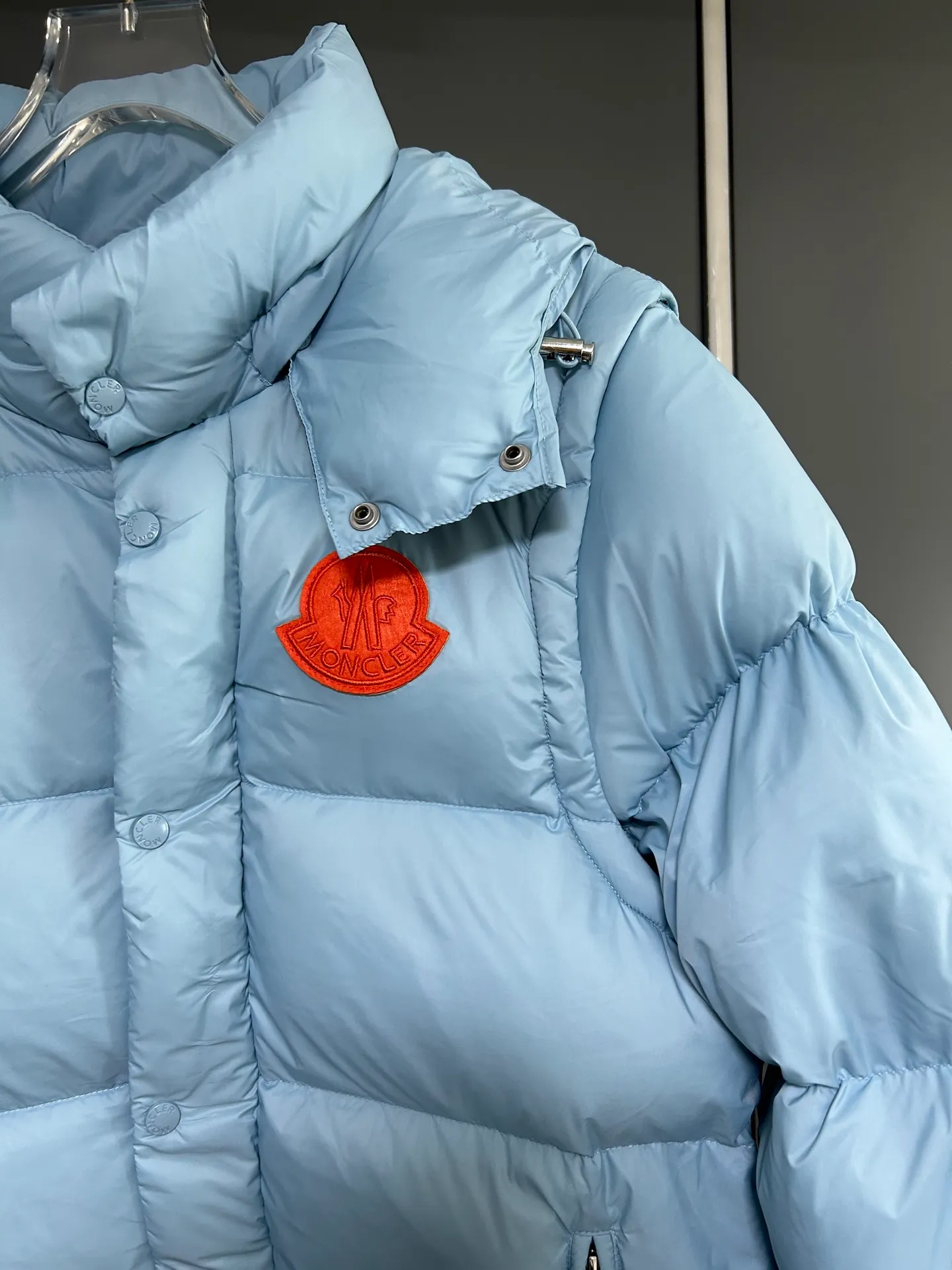 P800 2025 new autumn and winter style Moncler Avocette detachable vest down jacket original custom-made hardware accessories are all imported and original customization is welcome. Absolutely high quality using top-grade 95 white duck down. Super soft and fluffy. Super heavy-duty. Fabric workmanship is perfect. Note △The fabric is super comfortable and warm. Exclusive non-market product. The upper body effect is super good. Same style for men and women. Color: Sky Blue Size: M-3XL