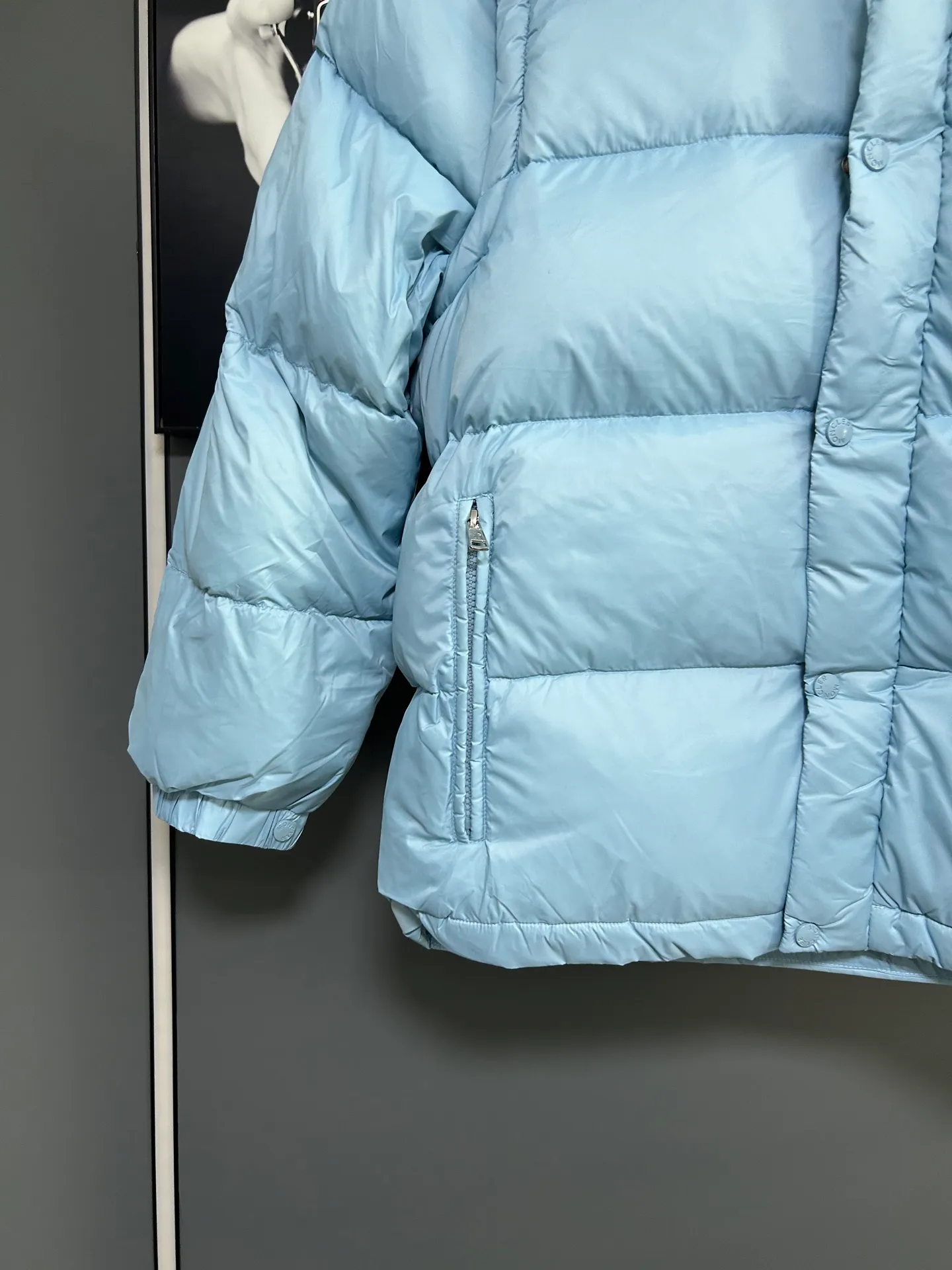P800 2025 new autumn and winter style Moncler Avocette detachable vest down jacket original custom-made hardware accessories are all imported and original customization is welcome. Absolutely high quality using top-grade 95 white duck down. Super soft and fluffy. Super heavy-duty. Fabric workmanship is perfect. Note △The fabric is super comfortable and warm. Exclusive non-market product. The upper body effect is super good. Same style for men and women. Color: Sky Blue Size: M-3XL