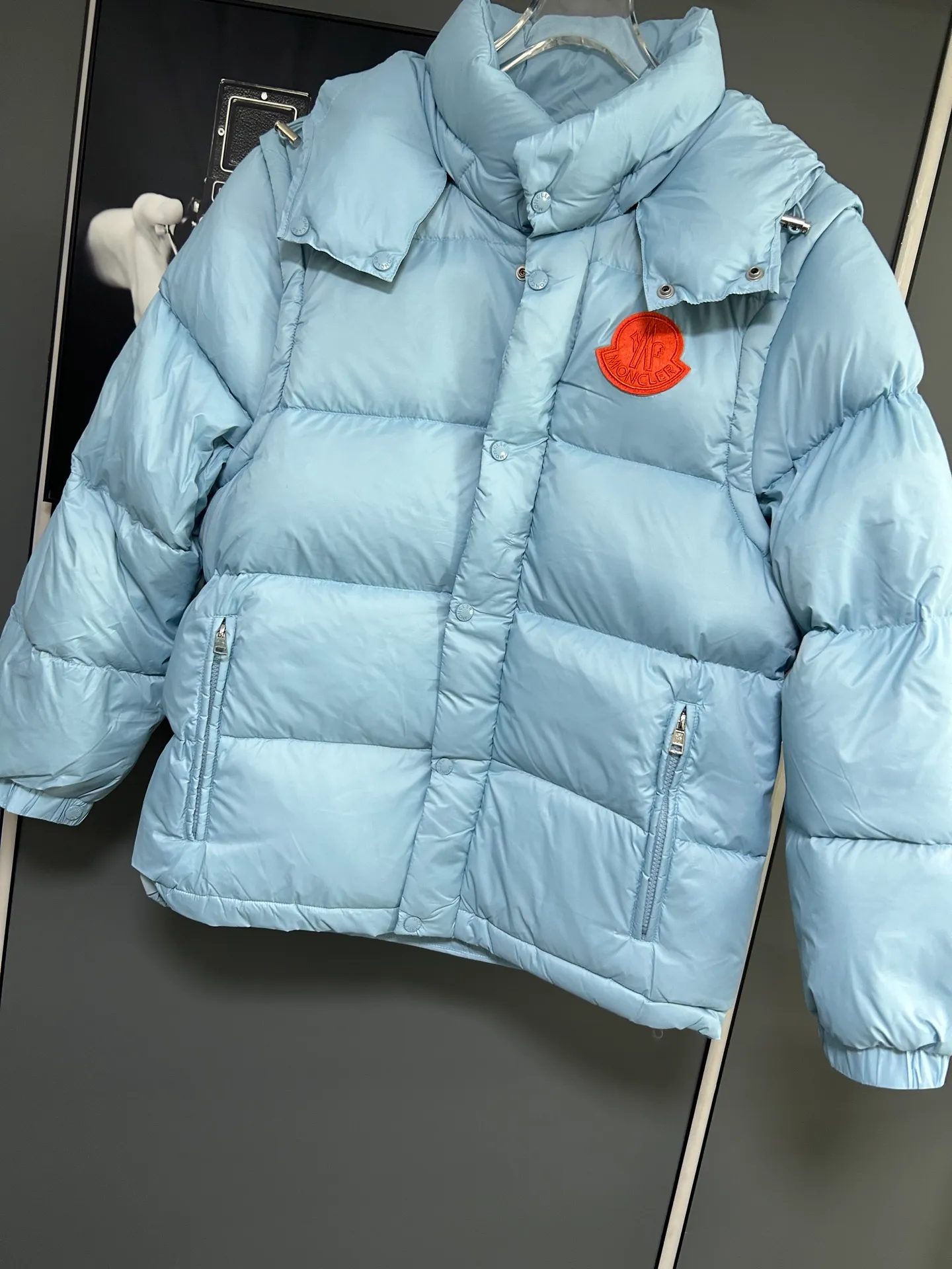 P800 2025 new autumn and winter style Moncler Avocette detachable vest down jacket original custom-made hardware accessories are all imported and original customization is welcome. Absolutely high quality using top-grade 95 white duck down. Super soft and fluffy. Super heavy-duty. Fabric workmanship is perfect. Note △The fabric is super comfortable and warm. Exclusive non-market product. The upper body effect is super good. Same style for men and women. Color: Sky Blue Size: M-3XL