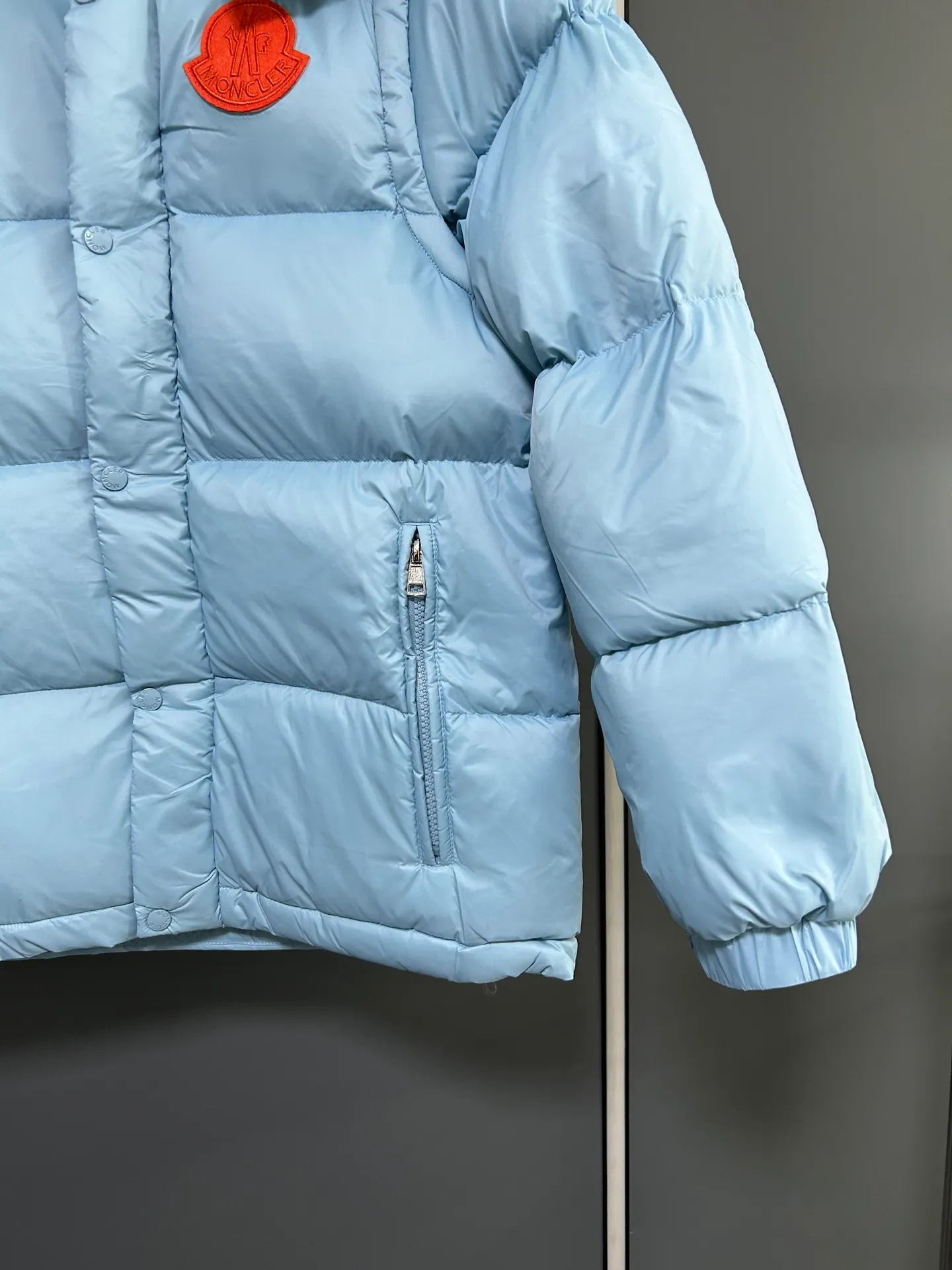 P800 2025 new autumn and winter style Moncler Avocette detachable vest down jacket original custom-made hardware accessories are all imported and original customization is welcome. Absolutely high quality using top-grade 95 white duck down. Super soft and fluffy. Super heavy-duty. Fabric workmanship is perfect. Note △The fabric is super comfortable and warm. Exclusive non-market product. The upper body effect is super good. Same style for men and women. Color: Sky Blue Size: M-3XL
