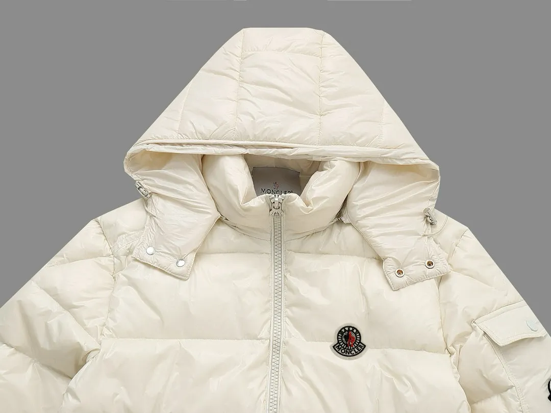 P720 MONCLER Meng Mouth Maya Down Jacket: Color/off-white, black Size: M. L. Zipper pendant with custom logo Fabric: 400D bright nylon, anti-fouling, anti-wrinkle, waterproof and windproof, very wear-resistant, breathable and comfortable.           Embroidery: Straight lines, smooth curves, dense and neat stitches, no jagged edges, flat embroidery surface, no skewed threads, consistent stitch length, no bottom exposed, no overlap, smooth embroidery surface, no ink marks and other stains. Advanced imported embroidery machines are used to ensure embroidery quality.