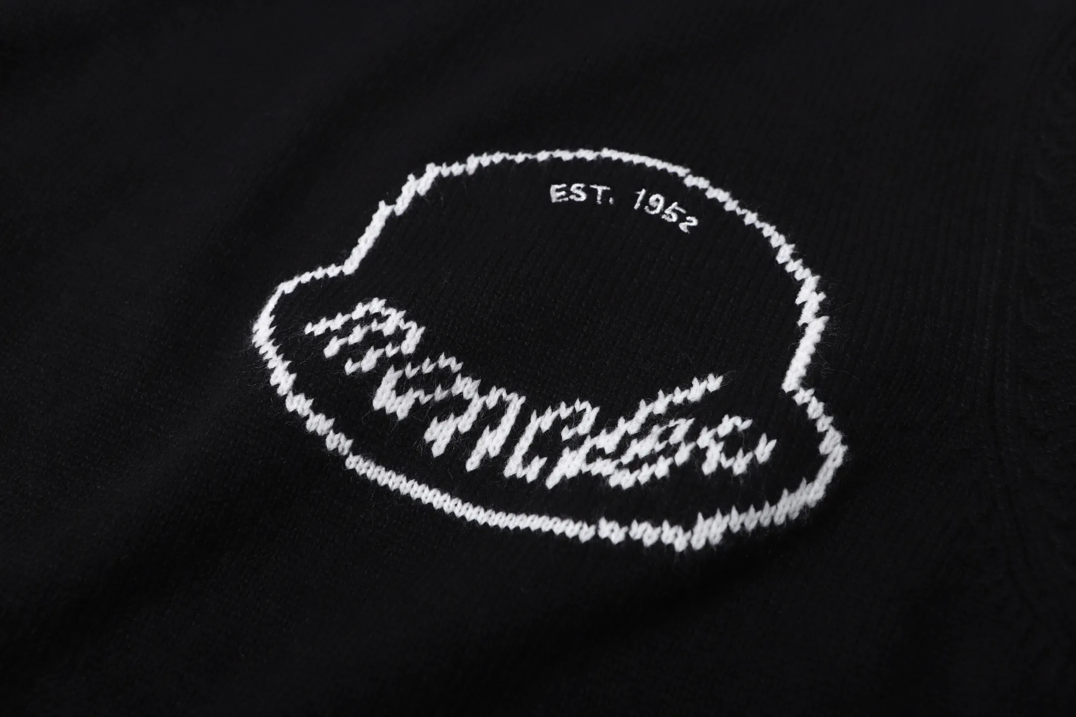 P430 MONCLER embroidered logo round neck long-sleeved sweater ●Authentic 3773 purchased and developed ●35% wool double-ply blended wool ●Using Japanese imported loom (silver flute) seven needles ●Wool fermentation ●Wool jacquard ●Customized 1:1 chapter ●Customized 1:1 trademark ●Fit version ●Size: S M L XL ●Style number: 25317 ●Dry cleaning recommended (this product is woven from wool and is not easy to machine wash)