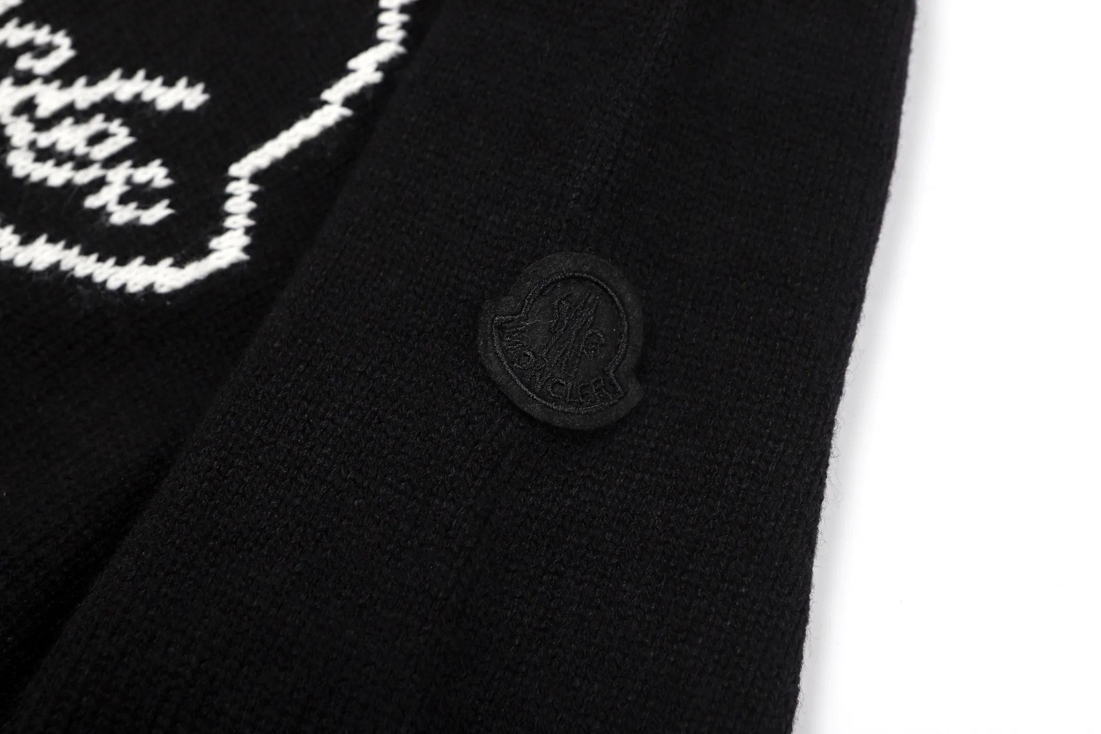 P430 MONCLER embroidered logo round neck long-sleeved sweater ●Authentic 3773 purchased and developed ●35% wool double-ply blended wool ●Using Japanese imported loom (silver flute) seven needles ●Wool fermentation ●Wool jacquard ●Customized 1:1 chapter ●Customized 1:1 trademark ●Fit version ●Size: S M L XL ●Style number: 25317 ●Dry cleaning recommended (this product is woven from wool and is not easy to machine wash)