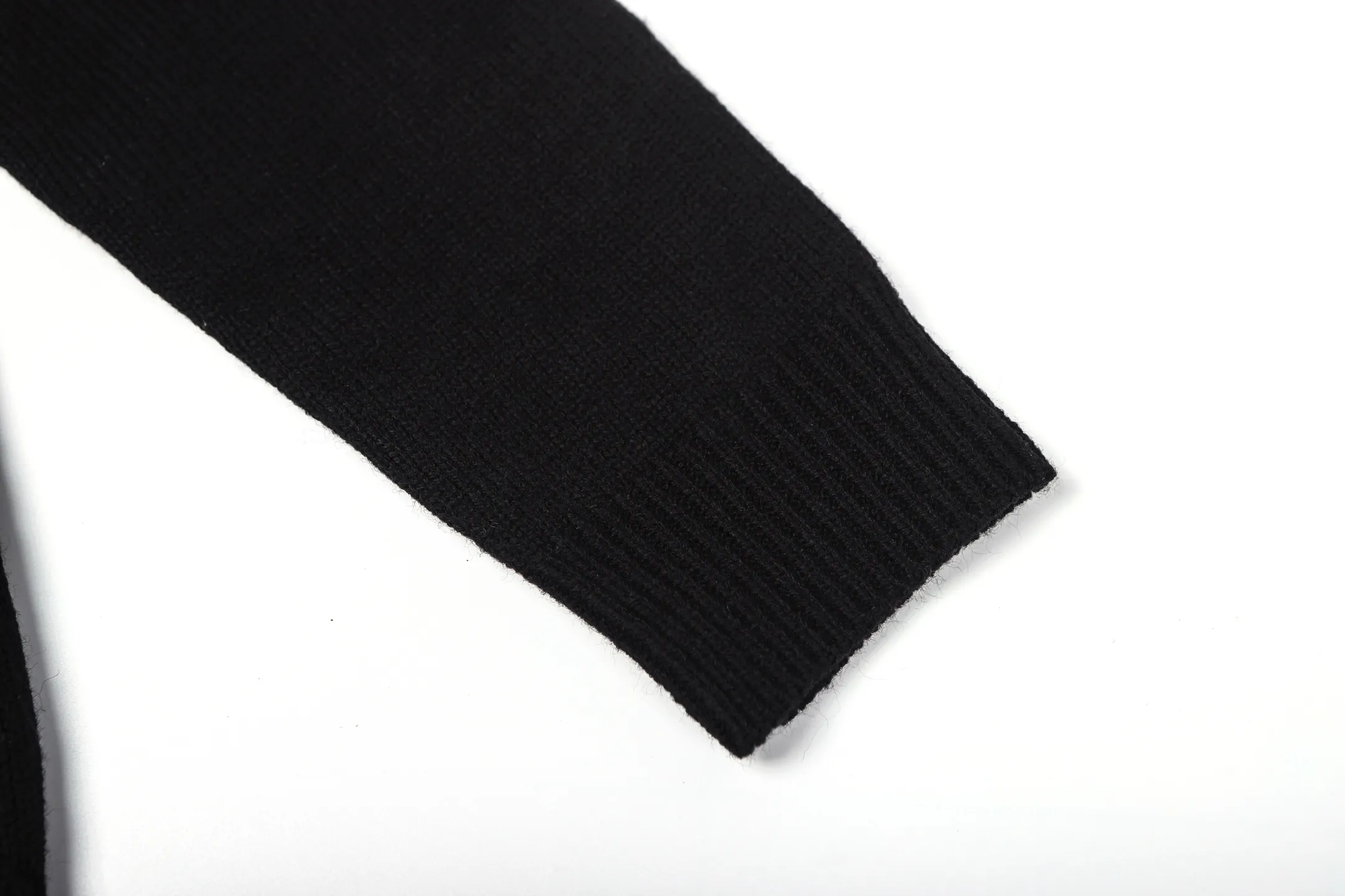 P430 MONCLER embroidered logo round neck long-sleeved sweater ●Authentic 3773 purchased and developed ●35% wool double-ply blended wool ●Using Japanese imported loom (silver flute) seven needles ●Wool fermentation ●Wool jacquard ●Customized 1:1 chapter ●Customized 1:1 trademark ●Fit version ●Size: S M L XL ●Style number: 25317 ●Dry cleaning recommended (this product is woven from wool and is not easy to machine wash)