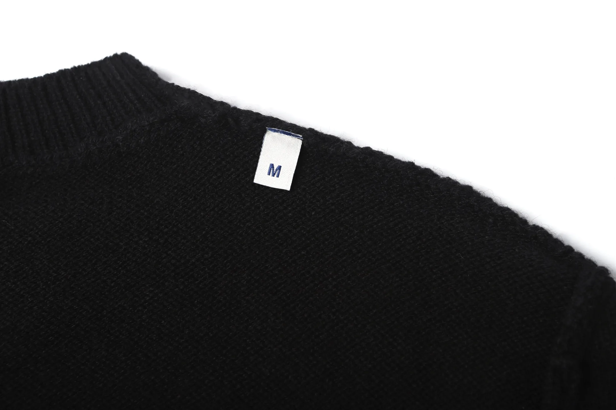 P430 MONCLER embroidered logo round neck long-sleeved sweater ●Authentic 3773 purchased and developed ●35% wool double-ply blended wool ●Using Japanese imported loom (silver flute) seven needles ●Wool fermentation ●Wool jacquard ●Customized 1:1 chapter ●Customized 1:1 trademark ●Fit version ●Size: S M L XL ●Style number: 25317 ●Dry cleaning recommended (this product is woven from wool and is not easy to machine wash)