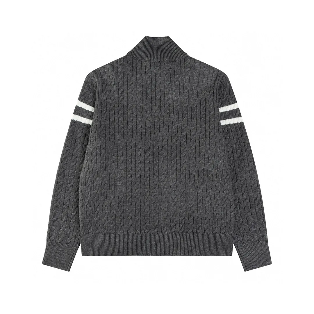 P420 MONCLER masked knitted down spliced ​​stand collar with unique side thread design! ! !  Selling point: down knitted splicing, the splicing is made of wool blended fabric!  Mengjia will release several types of sweaters and down at this time every year. In fact, the sweater and down at the Mjia counter are classic and evergreen styles. They are all basic styles. They can be worn alone or matched inside, as a sweater. The main promotion of this kind of counter is black, so most of them are black, with down in the front. Our studio has launched a gray series of products to let everyone experience different surprises. The color combination is particularly good! The face threads are also super nice! Very comfortable! The back and both sleeves are made of wool blended fabric. Color: Gray Size: S-XL