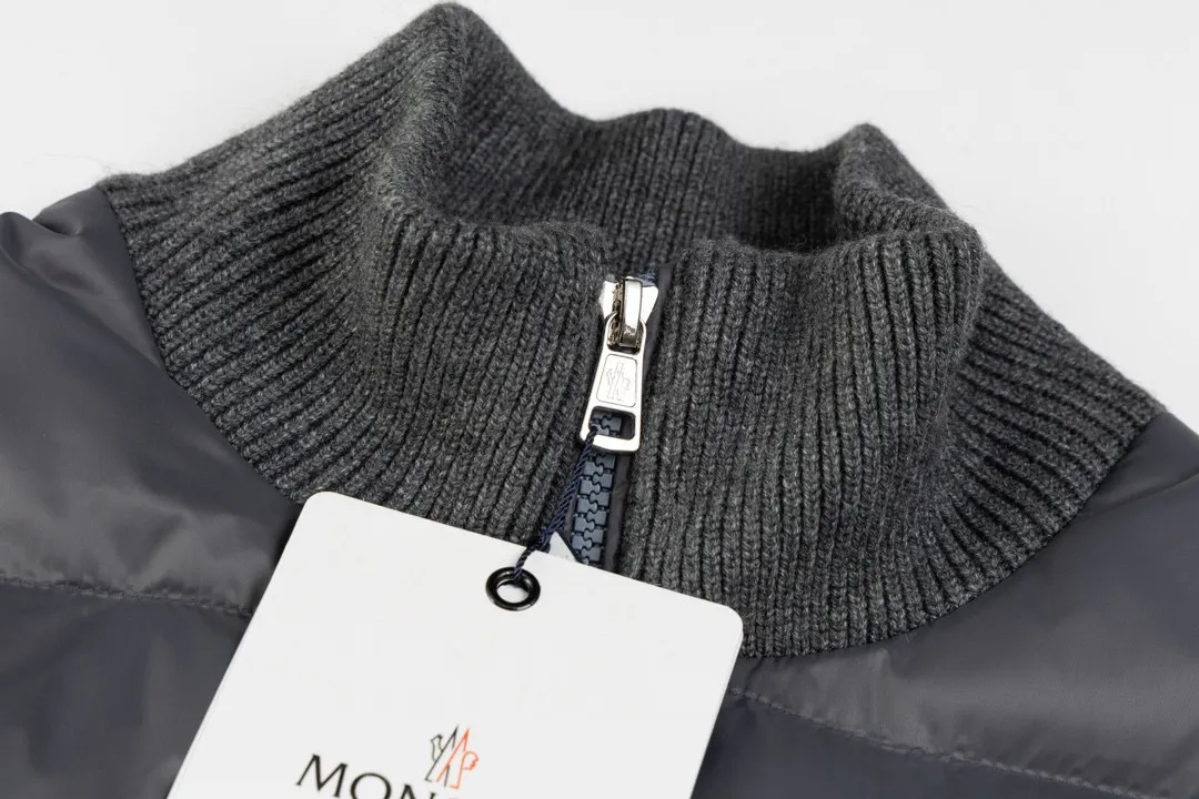 P420 MONCLER masked knitted down spliced ​​stand collar with unique side thread design! ! !  Selling point: down knitted splicing, the splicing is made of wool blended fabric!  Mengjia will release several types of sweaters and down at this time every year. In fact, the sweater and down at the Mjia counter are classic and evergreen styles. They are all basic styles. They can be worn alone or matched inside, as a sweater. The main promotion of this kind of counter is black, so most of them are black, with down in the front. Our studio has launched a gray series of products to let everyone experience different surprises. The color combination is particularly good! The face threads are also super nice! Very comfortable! The back and both sleeves are made of wool blended fabric. Color: Gray Size: S-XL